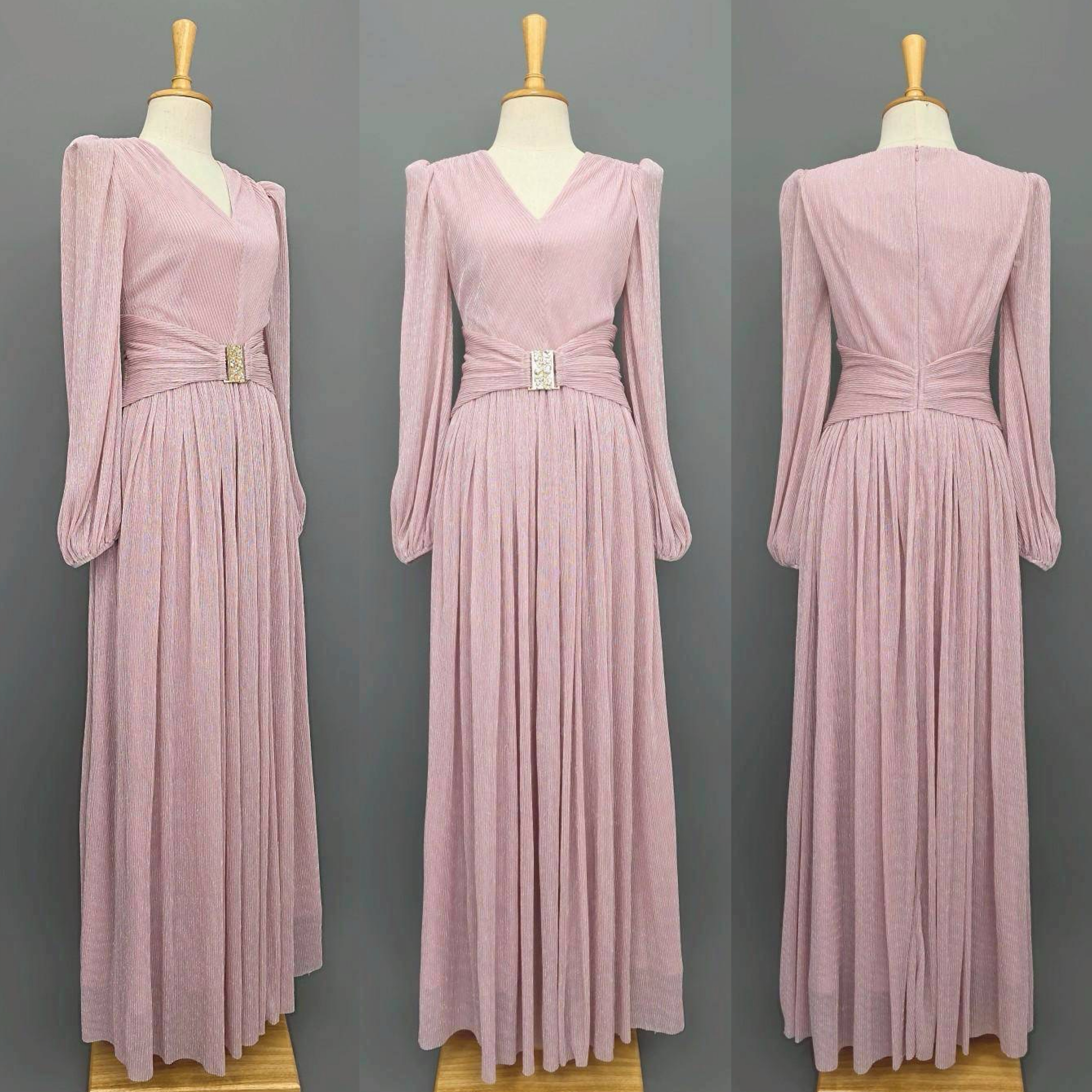 แม็กซี่เดรสเสื้อคอวีแขนยาว กระโปรงจีบรูดรอบตัว ☑️ดีเทลมีผ้าคาดเอว แต่งด้วยหัวเข็มขัดเพชรสีทอง ใส่สบาย : สินค้าคุณภาพ (พร้อมส่ง)