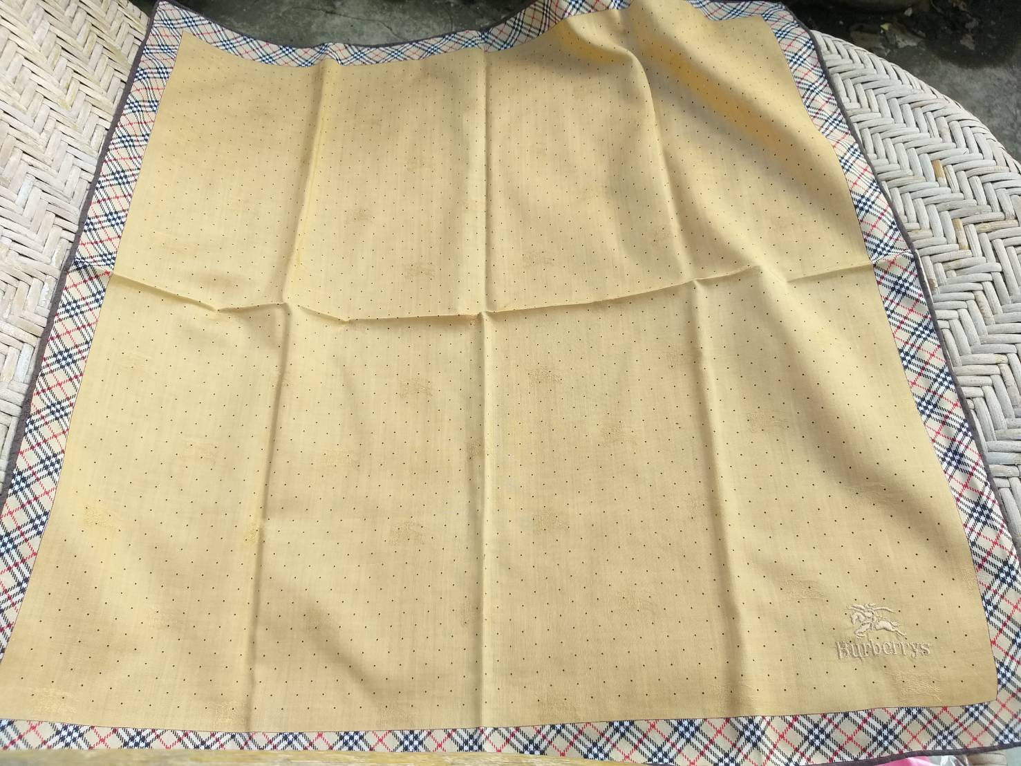 ผ้าเช็ดหน้าแบรนด์เนม BURBERRY