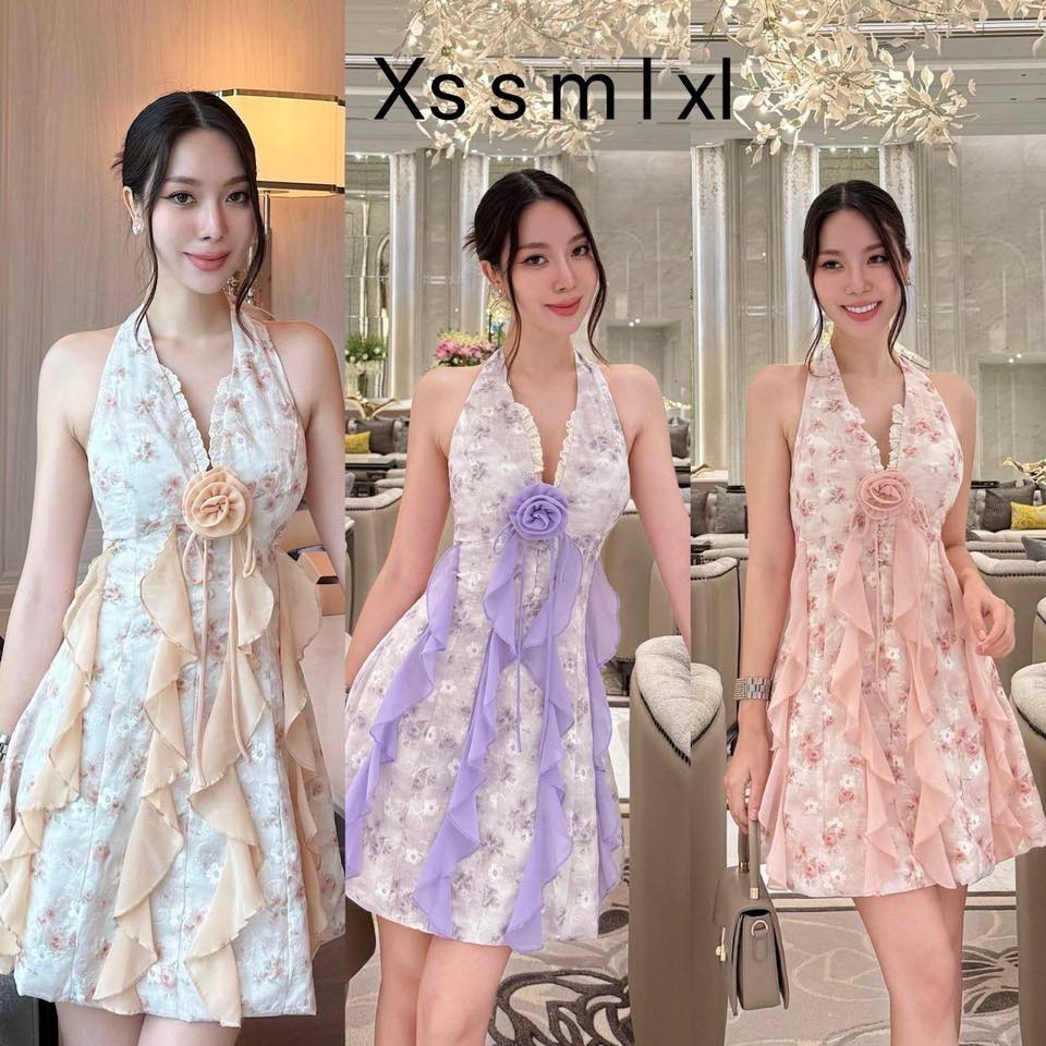 เดรสสายคล้องคอผ้าลายดอกโทนพาสเทล-ขาว ดีไซน์ทรงเอ เพิ่มลูกเล่นด้วยระบายผ้าชีฟองสีพาสเทล เรียงแนวตั้ง และดอกไม้ผ้าประดับกลางอก ใส่สบาย : สินค้าคุณภาพ (พร้อมส่ง)