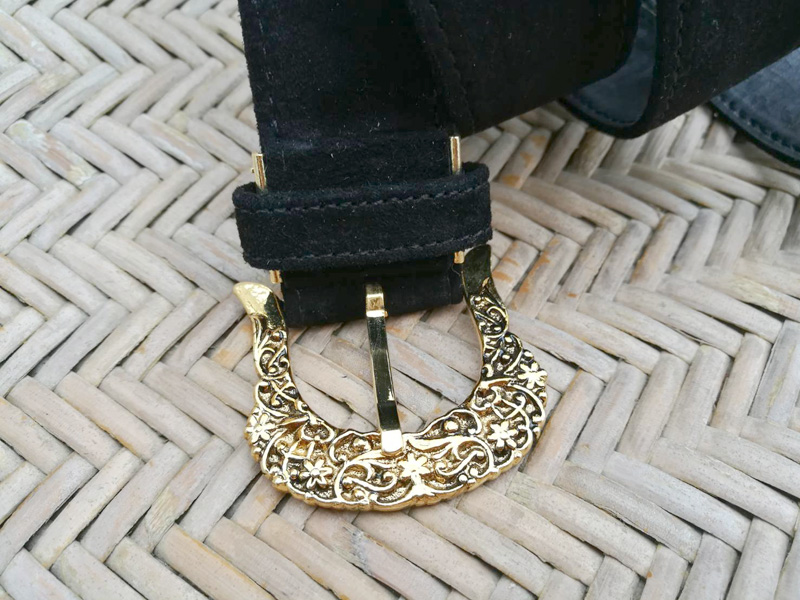 เข็มขัดกำมะหยี่ หัวสลักลายสีทอง สวยค่ะ