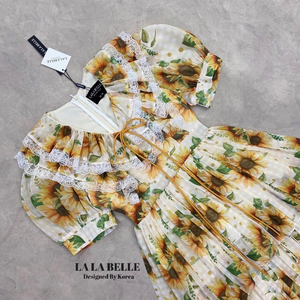 แม็กซี่เดรสลายดอกไม้น่ารักมากคอวีมีสายผูกโบว์แต่งระบายจับจีบช่วงคอและข้างๆคอแขนตุ๊กตาเอวเข้ารูปกระโปรงพีทจับจีบรอบ3ชั้นสวยๆมีซับในถึงปลายชุดใช้ผ้าเยอะมาก ใส่สบาย : สินค้าคุณภาพ (พร้อมส่ง)