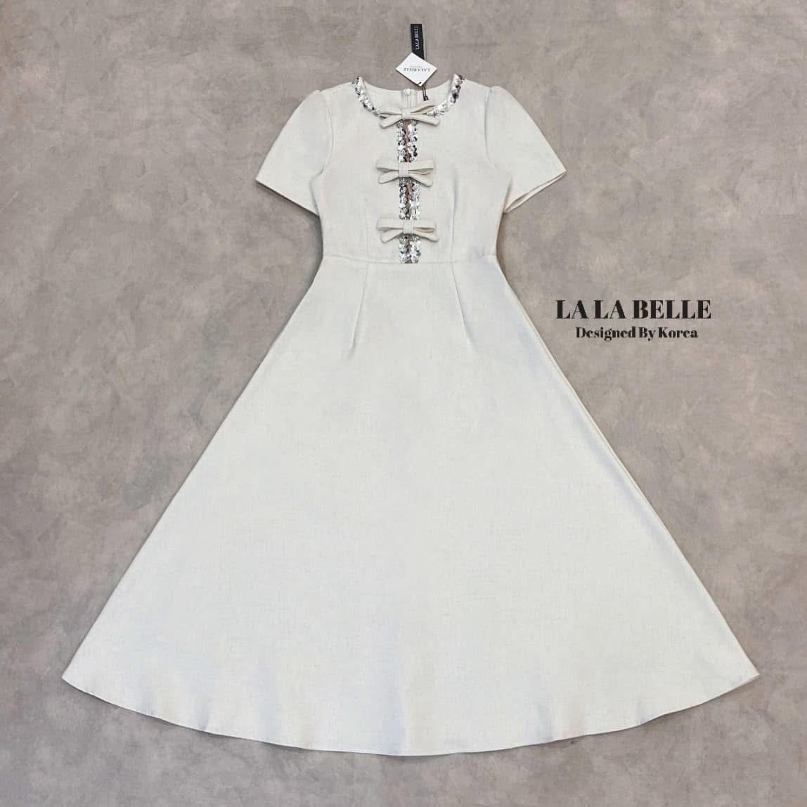 เดรสทรงเจ้าหญิงตัดเย็บด้วยผ้าลินินอัดกาวผ้ามีน้ำหนักทิ้งตัวสวยคอกลมแขนสั้นยกช่วงไหล่จับจีบเอวเข้ารูปกระโปรงบานช่วงตัวเสื้อแต่งปักเลื่อมตรงกลางแต่งเป็นผ้าซีทูสีเนื้อพร้อมแต่งโบว์มีซับในอย่างดี ใส่สบาย : สินค้าคุณภาพ (พร้อมส่ง)