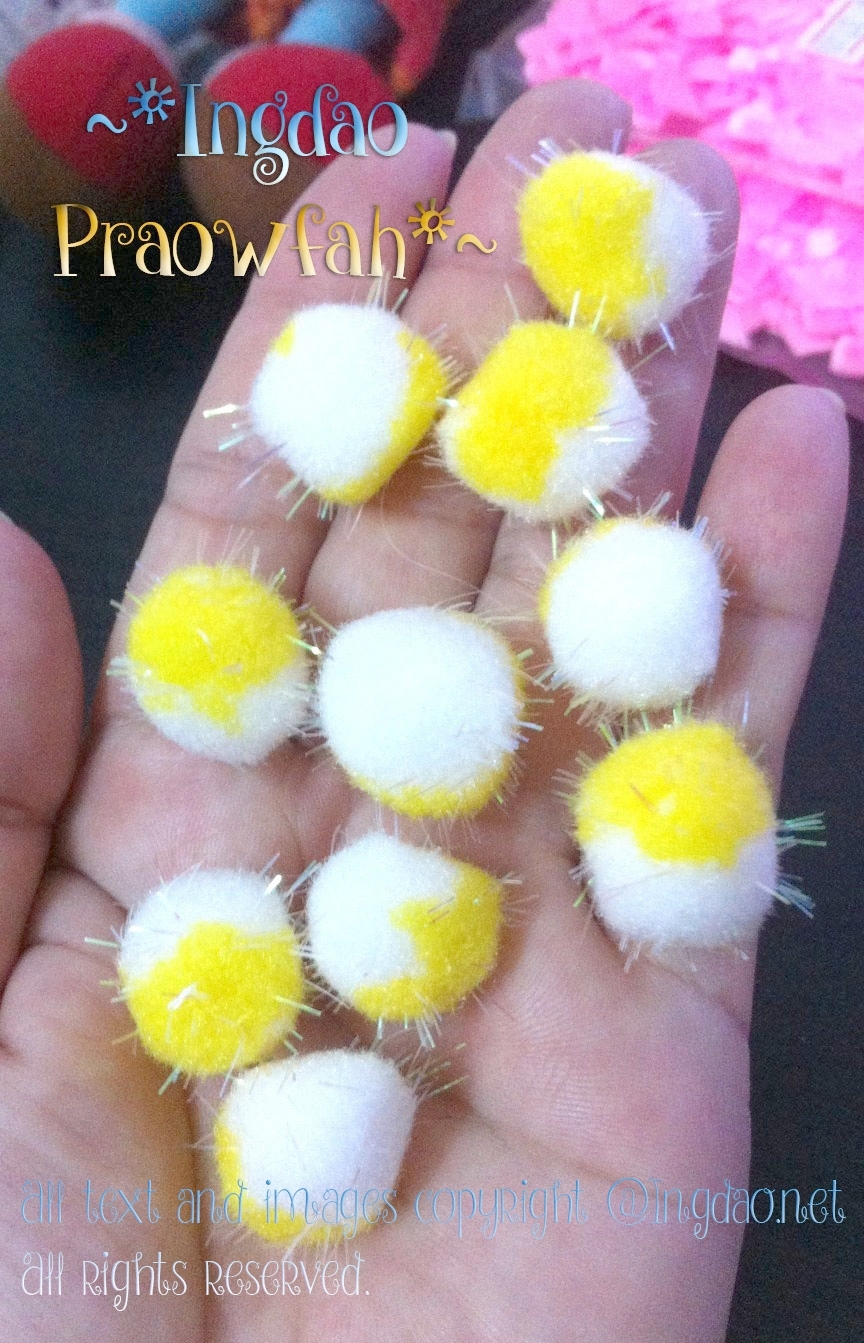 4336wy ปอมปอมทูโทนสีเหลือง-ขาว ขนยาวเหลือบรุ้ง ขนาดประมาณ 1.5 ซม. (บรรจุแพ๊คละ 10 ชิ้น/ราคา 7 บาท)