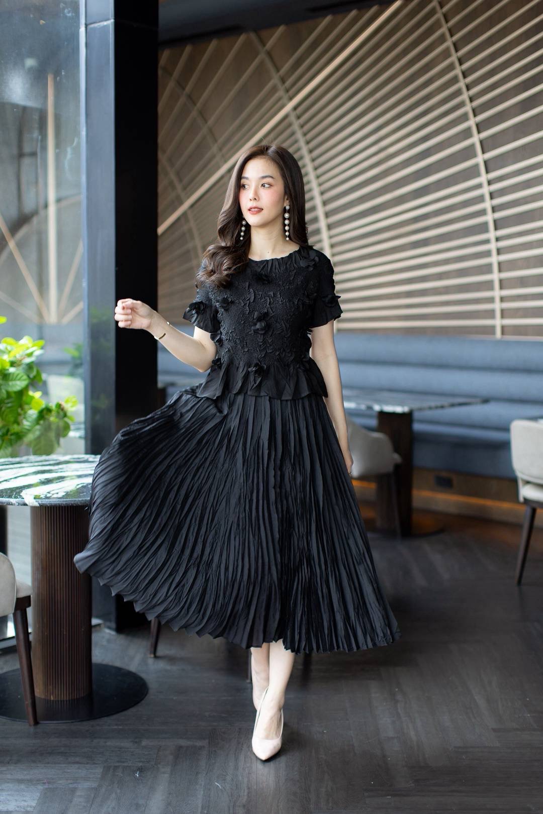 ชุดเซ็ทเสื้อ+กระโปรงอัดพลีทเปลือกไม้สุดเก๋ ใส่สบาย : สินค้าคุณภาพ (พร้อมส่ง)