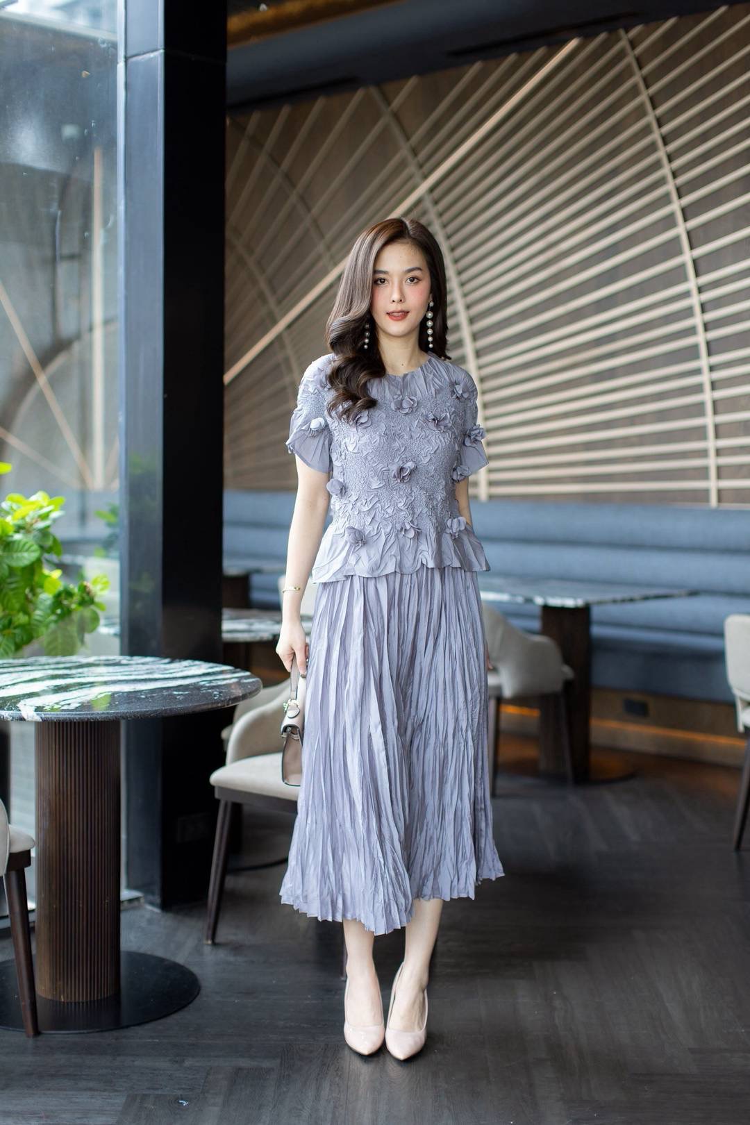 ชุดเซ็ทเสื้อ+กระโปรงอัดพลีทเปลือกไม้สุดเก๋ ใส่สบาย : สินค้าคุณภาพ (พร้อมส่ง)