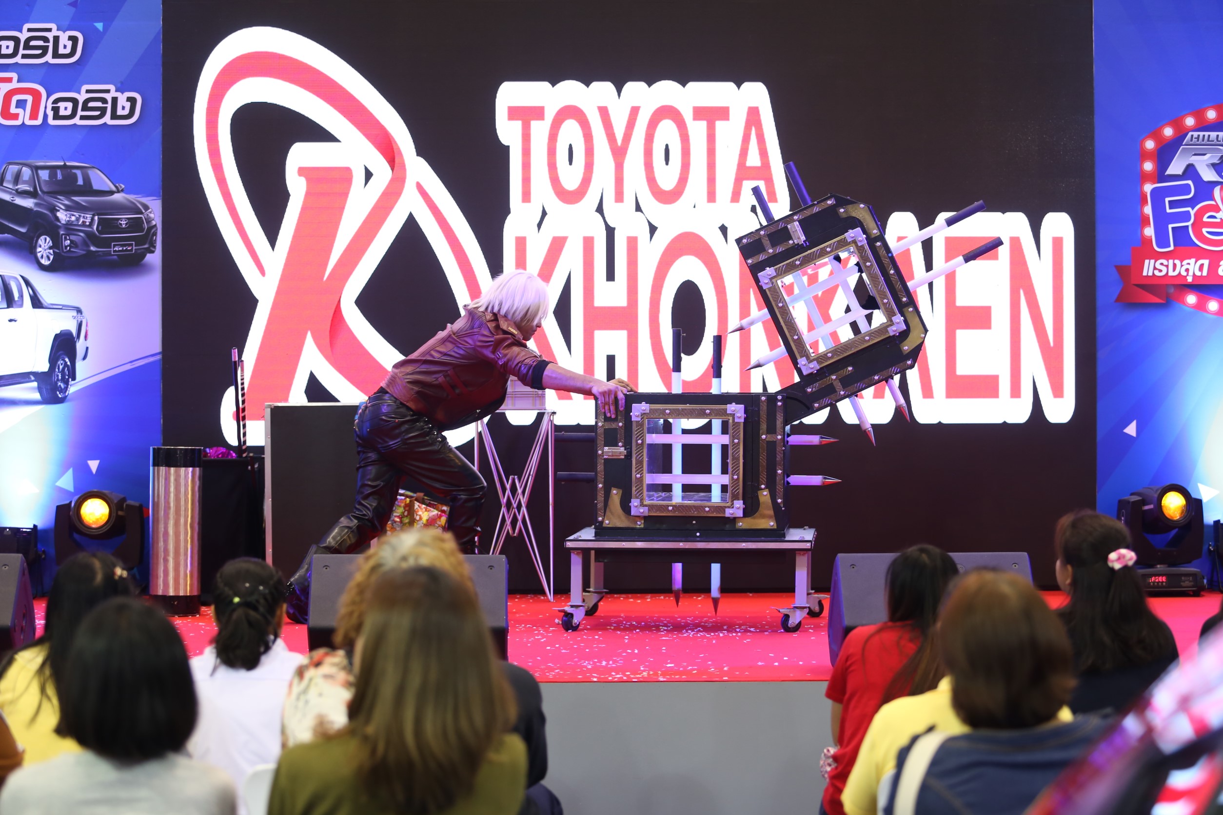 มายากล นักมายากล การแสดง โชว์ Magic Show "งาน HILUX REVO FESTIVAL 2019" 05/07/2562