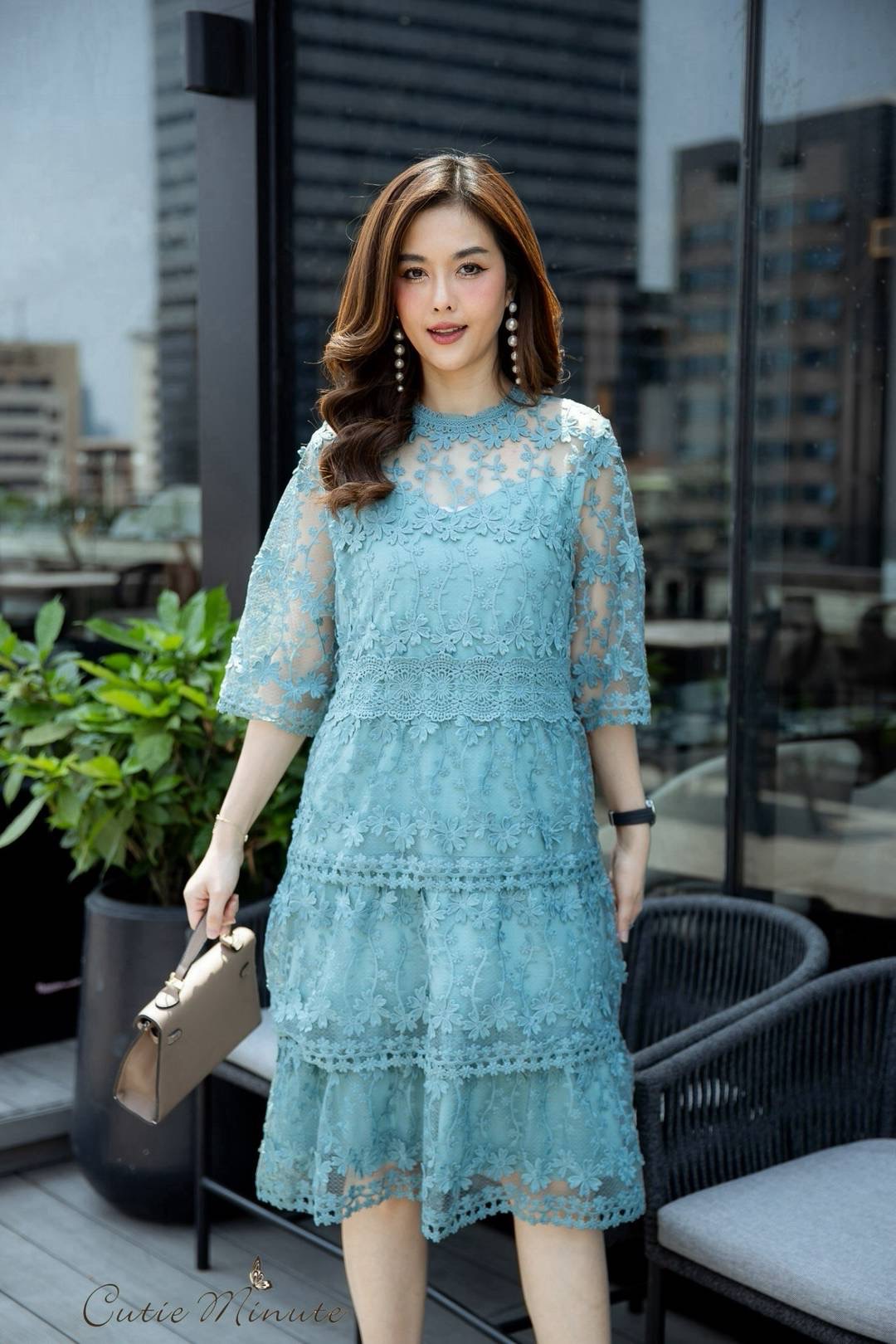 เดรสลูกไม้ผ้าออแกนซ่า ทำระบายเป็นชั้นๆ เดรสมีซับในทั้งตัว ซิปซ่อนด้านหลังง่ายต่อการสวมใส่ ใส่สบาย : สินค้าคุณภาพ (พร้อมส่ง)