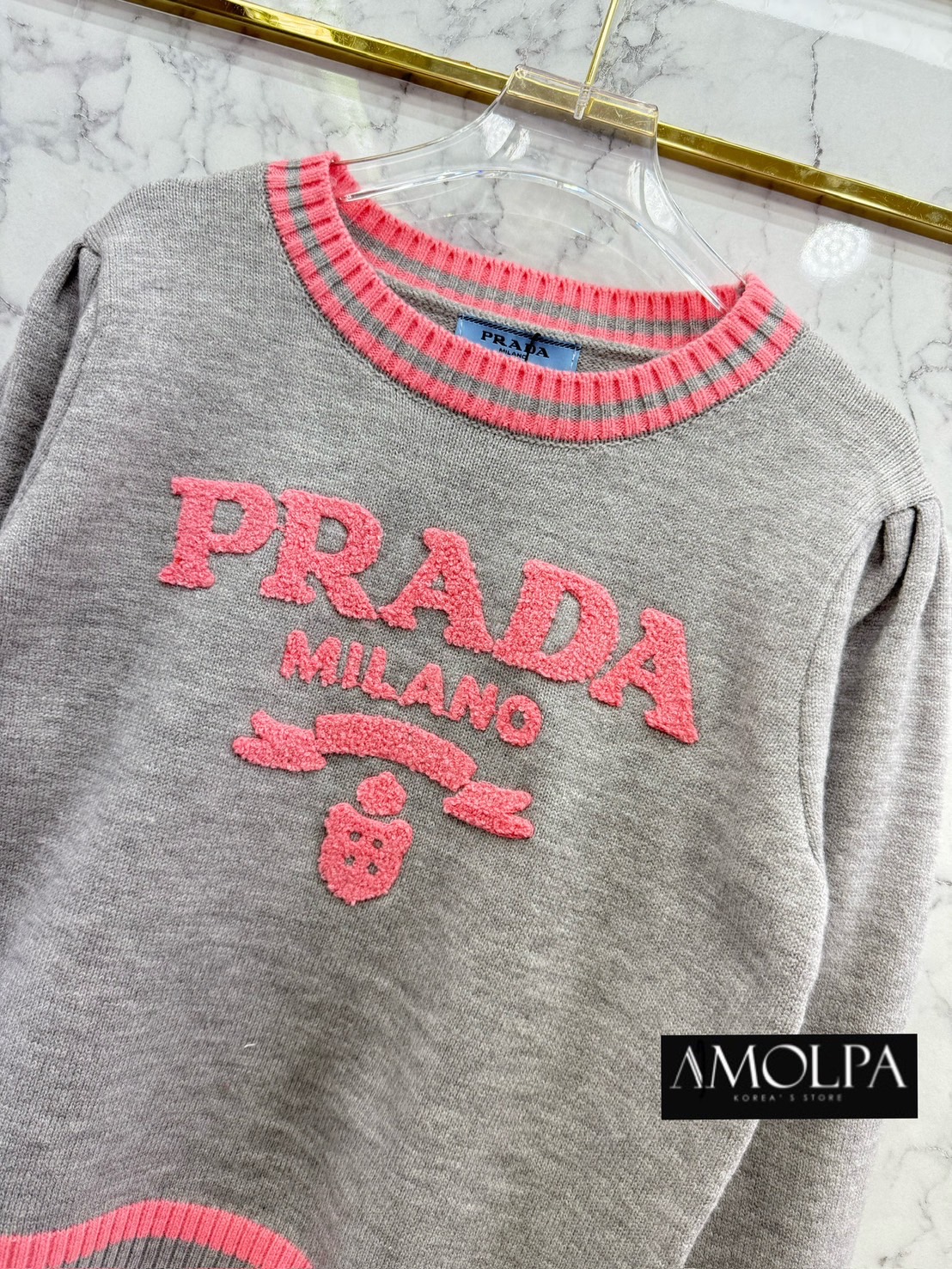 SWEATER PRADA KNIT งาน Hiend ตัวเสื้อเป็นงานไหมพรมระดับหนานุ่มแน่นๆ เนื้องานละเอียดมาก เนื้องานตามช๊อป ชน ช๊อปเลยนะคะ ใส่สบาย : สินค้าคุณภาพ (พร้อมส่ง)