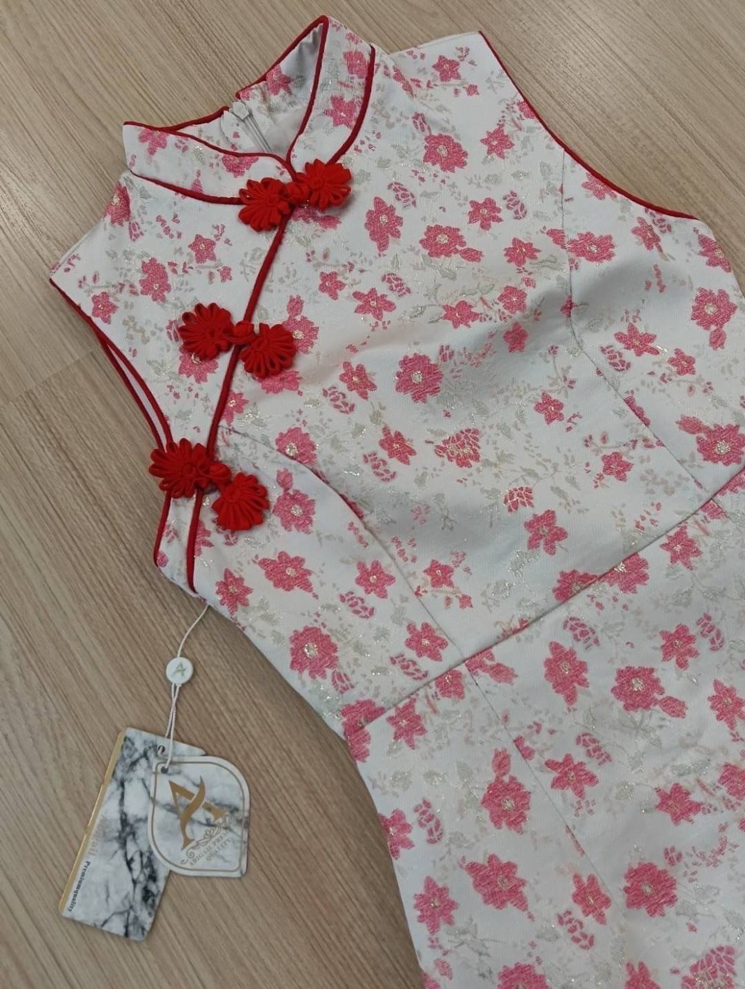 กี่เพ้า เสื้อแขนกุดคอกุ๊น ผ้าทอลายดอกชาย กระโปรงจับจีบระบายรอบ งานสวยเป๊ะ ใส่สบาย : สินค้าคุณภาพ (พร้อมส่ง)