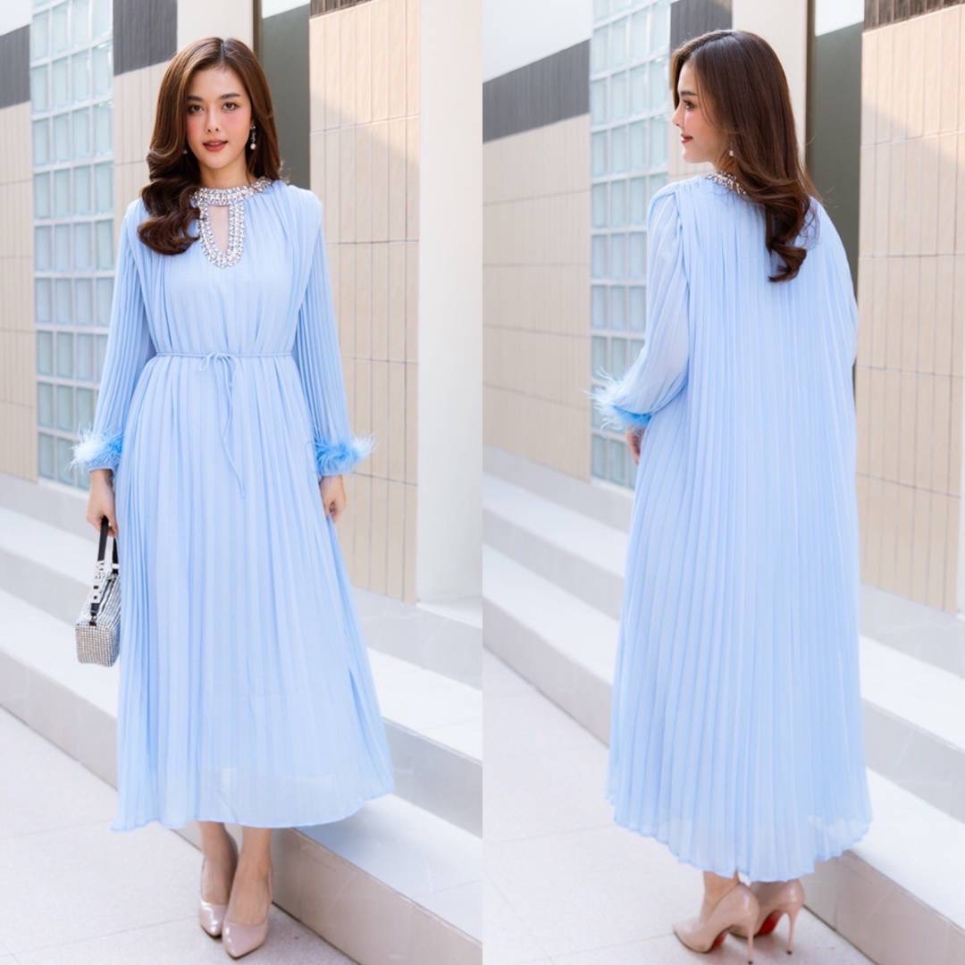 แม็กซี่เดรสผ้าชีฟองอัดพลีทคอประดับเพชรเม็ดใหญ่สุดอลังการ เพิ่มความเก๋ที่ปลายแขนด้วยขนนก มาพร้อมกับเชือกผูกเอว ชุดมีซับในทั้งตัว ใส่สบาย : สินค้าคุณภาพ (พร้อมส่ง)