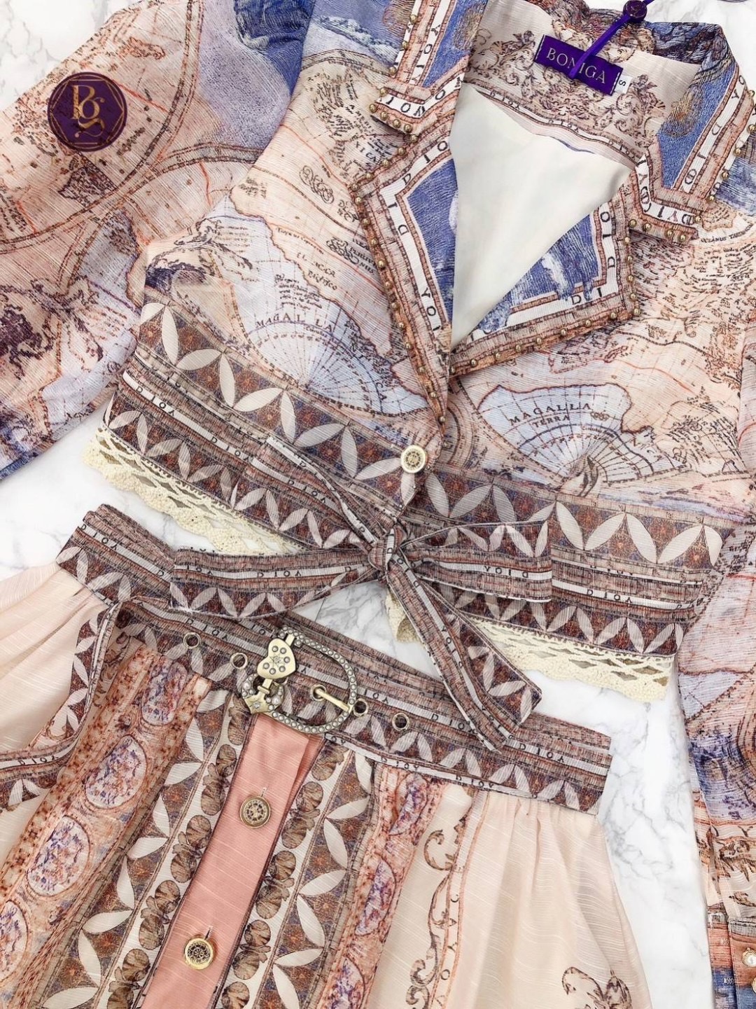 Set เสื้อ+กระโปรงยาวสุดหรู แม่จ๋า!! โฮโซดูแพงมากแม่ ใครได้ไปคือไม่ผิดหวัง งานจริงสวยและผ้าดีมากๆ มาพร้อมเข็มขัดไข่มุก ใส่สบาย สินค้าคุณภาพ (พร้อมส่ง)