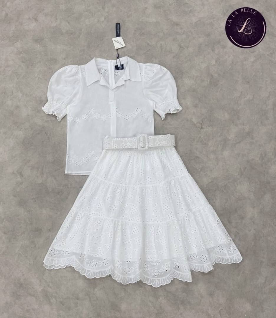 เซต3ชิ้น เสื้อคอปกกระดุมหน้าซิปหลังแขนตุ๊กตา ตัดเย็บด้วยผ้าลูกไม้ปักฉลุใส่คู่กระโปรงผ้าปักฉลุระบาย 3 ชั้น มีเข็มขัดเข้าชุด มีซับในอย่างดี สินค้าคุณภาพ (พร้อมส่ง)