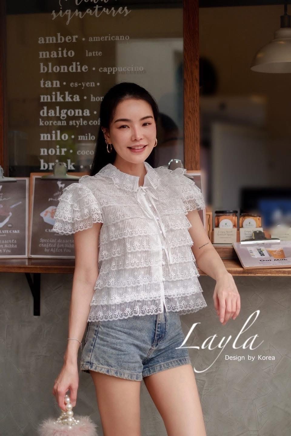 เสื้อลูกไม้เย็บต่อระบายชั้นๆ ทรงน่ารักมาก คอปกระบายลูกไม้หวานๆ ใส่สบาย : สินค้าคุณภาพ (พร้อมส่ง)