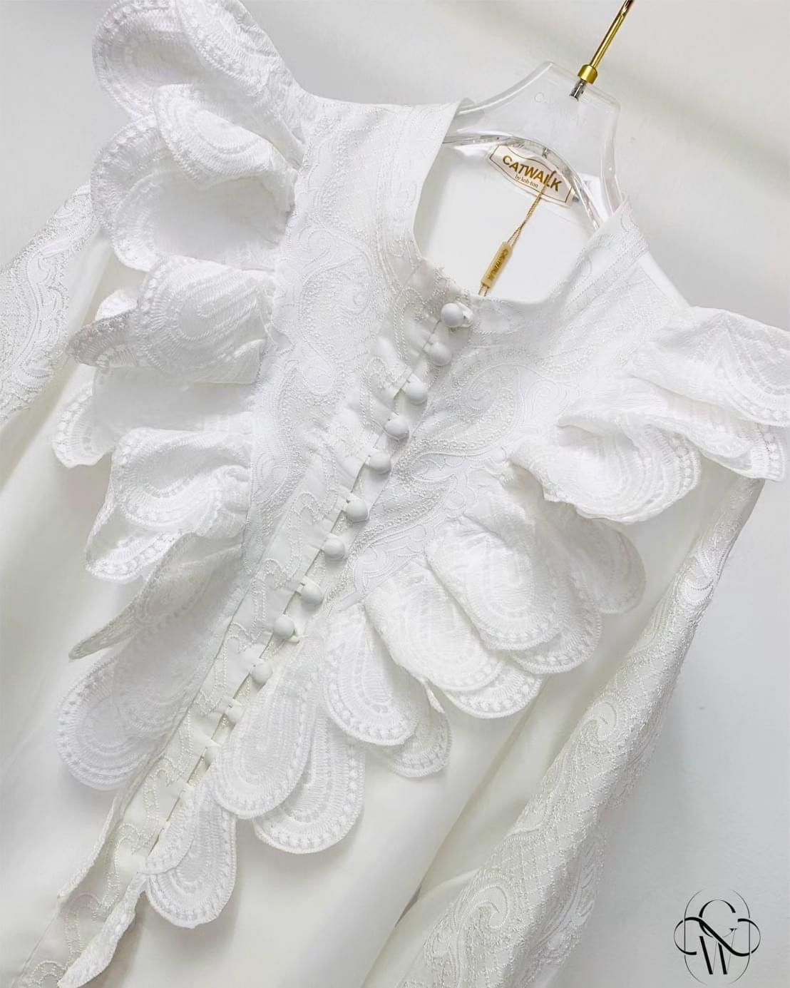 เสื้อแขนยาวแต่งระบายผ้าลูกไม้ เนื้อผ้าเกรดเอ ใส่สบาย : สินค้าคุณภาพ (พร้อมส่ง)