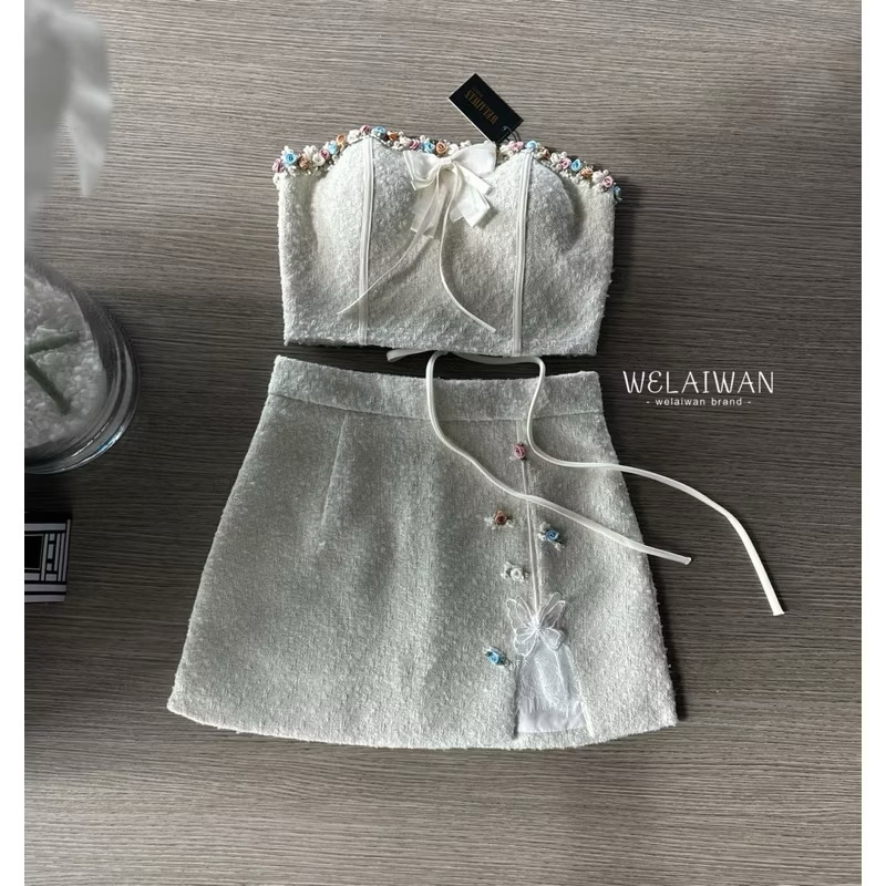 ชุดเซทเสื้อเกะอก ตัวเสื้อเป็นผ้าทวิตสีครีมเนื้อนุ่ม ปักด้วยดอกไม้สลับมุกน่ารักแพงสุด มีเข็มกลัดโบว์ ซิปด้านข้าง มีซับใน ใส่สบาย : สินค้าคุณภาพ (พร้อมส่ง)