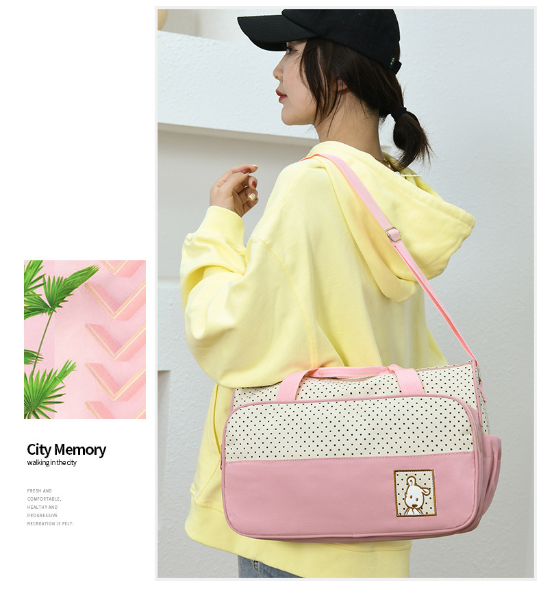 กระเป๋าเด็กอ่อน กระเป๋าคุณแม่ ใส่สัมภาระลูก Set 4 ชิ้น ผ้านุ่มลื่นกันน้ำ ลายจุดน่ารัก อย่างดี