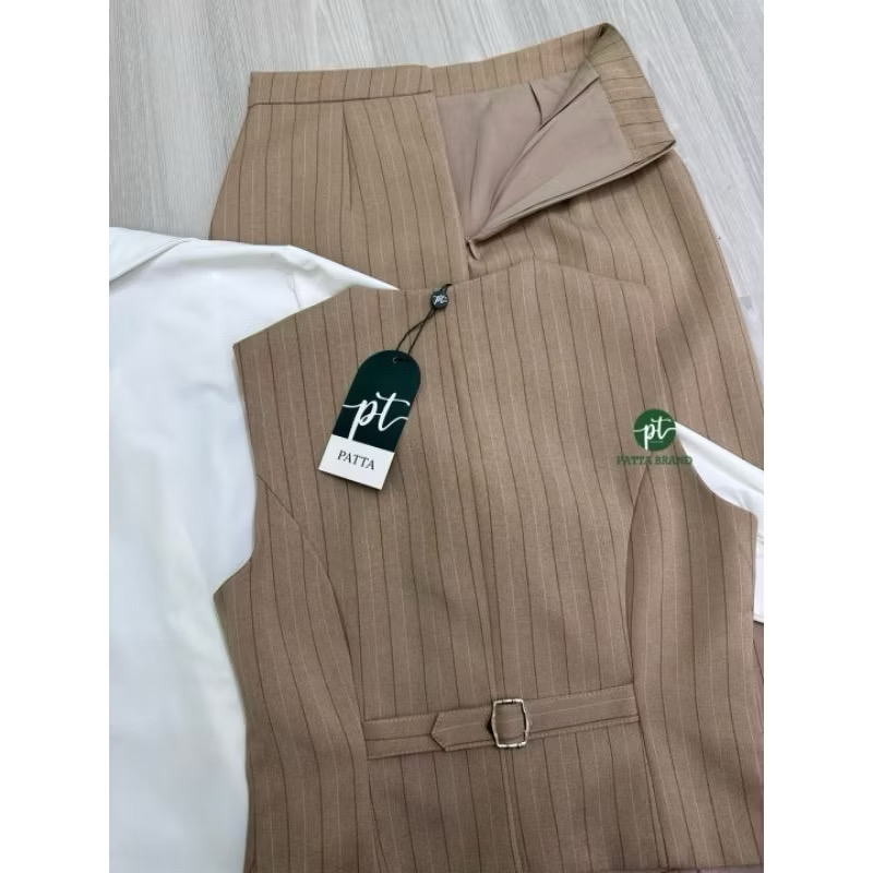 Set 3ชิ้ เสื้อกั๊กคอวีแขนกุดดีไซน์เฉียงเย็บ2ชั้นแต่งกระดุมหน้าใช้งานได้จริง ด้านหลังแต่งเข็มขัดปรับเข้ารูปให้ทรง มาคู่กับเสื้อเชิ้ตตัวในสีขาวมีกระดุมหน้า ดีไซน์เก๋ มาพร้อมกับกระโปรงยาวทรงตรงทรงสอบ ใส่สบาย : สินค้าคุณภาพ (พร้อมส่ง)