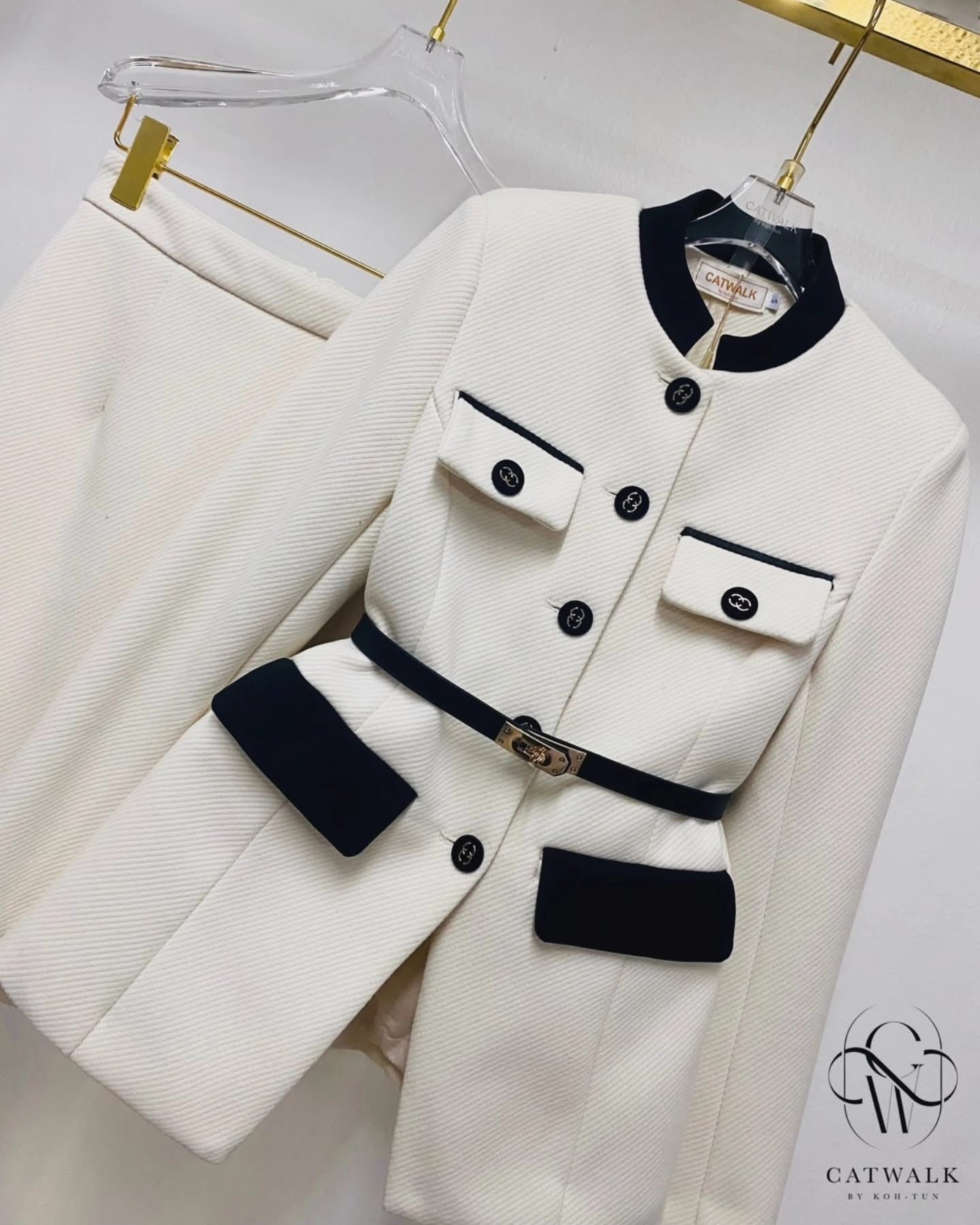 Set tweed Blazer+belt+skirt เนื้อผ้าทวีตทอลายสวย ตัวเสื้อเป็นทรงกึ่งเข้ารูป แต่งกระเป๋าด้านหน้า 4 จุด ตัดขอบกระเป๋าด้วยผ้าเครปกึ่งเงาโทนสีดำ แต่งกระดุมดำแต่งสีทอง+เข็มขัดหนังหัวทอง ใส่สบาย งานคุณภาพ (พร้อมส่ง)