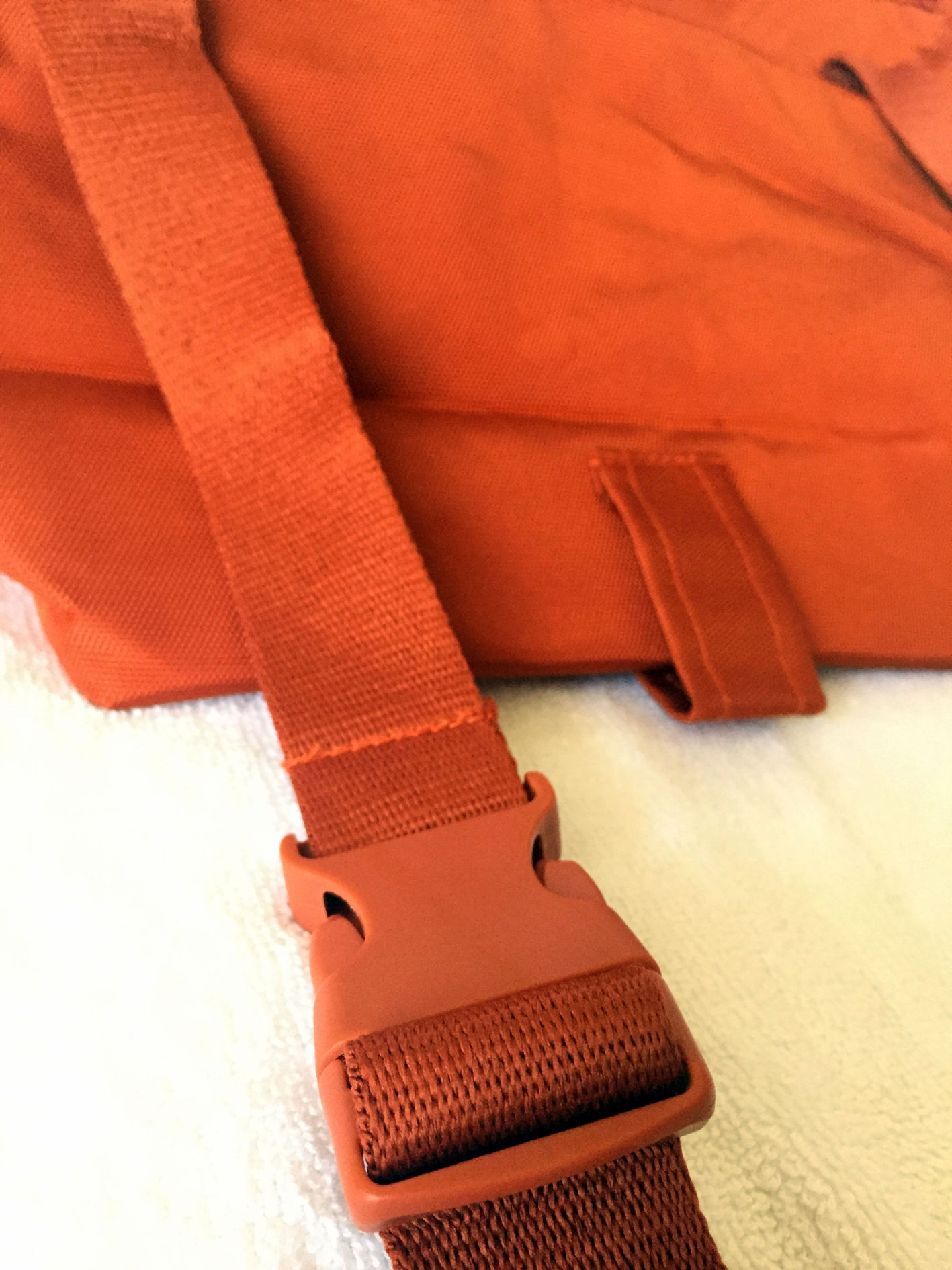 DINIWELL 2 Way MESSENGER BAG เป็นได้ทั้งสะพายข้าง-ไหล่ และสะพายหลัง ขนาดใหญ่ ใส่ได้ทั้งทำงาน ท่องเที่ยว ช่องเยอะ น้ำหนักเบา ผลิตจากไนล่อนคุณภาพสูง กันน้ำ มี 4 สีให้เลือก