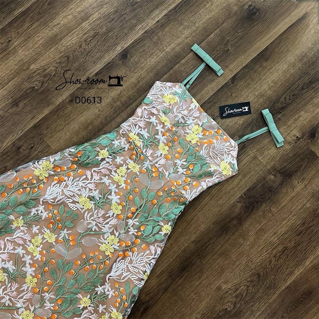 เดรสลูกไม้ทอลายทรงสายเดี่ยวลำตัวเข้ารูปกระโปรงจับจีบระบายแต่งโบว์ไหล่สุดหรู ใส่สบาย : สินค้าคุณภาพ (พร้อมส่ง)