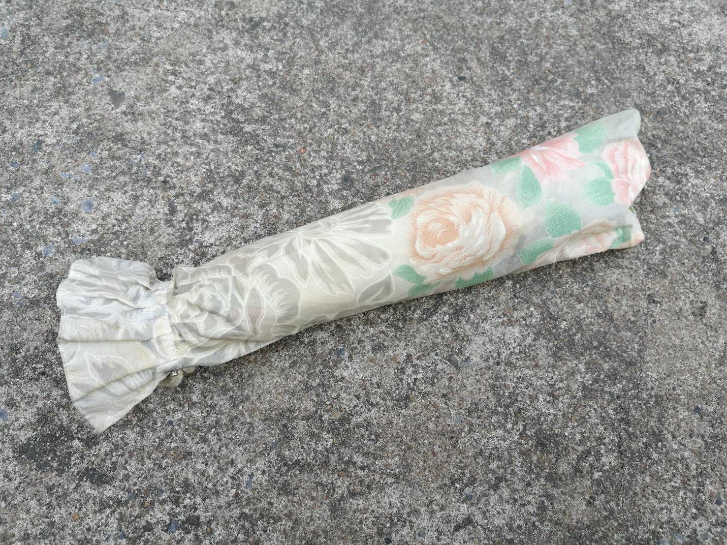 ร่มพับลายดอกไม้ สวยมาก ด้ามจับเป็นไม้ (ของใหม่)