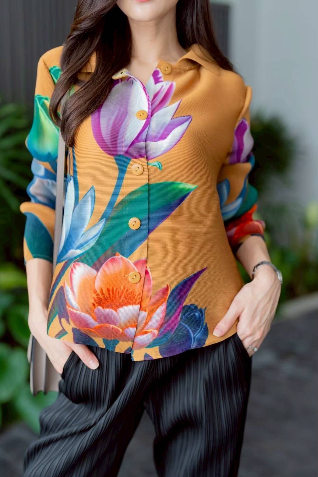 เสื้อคอจีน พิมพ์ลายดอกไม้สวยๆ เพิ่มดีเทลความเริ่ด 🍂🌻🌸🌷 ด้วยแพตเทิร์น แขนยาว พิมพ์ลายรอบตัว และช่วงแขน สีสดใส เริ่ดๆ งานอัดพลีทแน่น ใส่สบาย : สินค้าคุณภาพ (พร้อมส่ง)