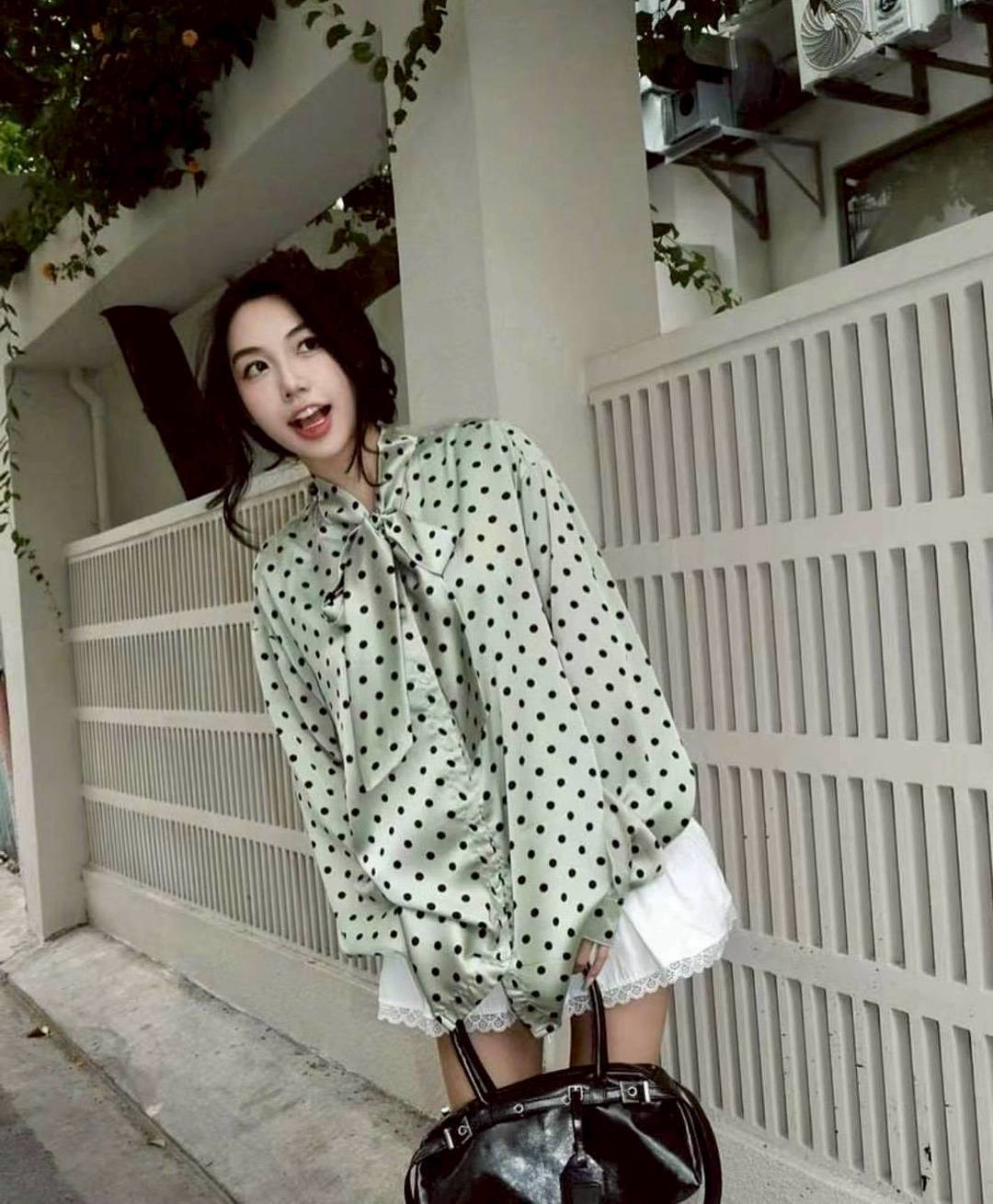 Set เสื้อทรงใส่สบายๆ ลายจุด สวยหวาน กระดุมหน้าแกะใช้งานได้จริง ด้านหน้าผูกปรับได้ **เนื้อผ้านุ่มสวมใส่สบาย +++มาพร้อม กระโปรงดีเทลเก๋ แมชกันได้อย่างลง ใส่สบาย : สินค้าคุณภาพ (พร้อมส่ง)
