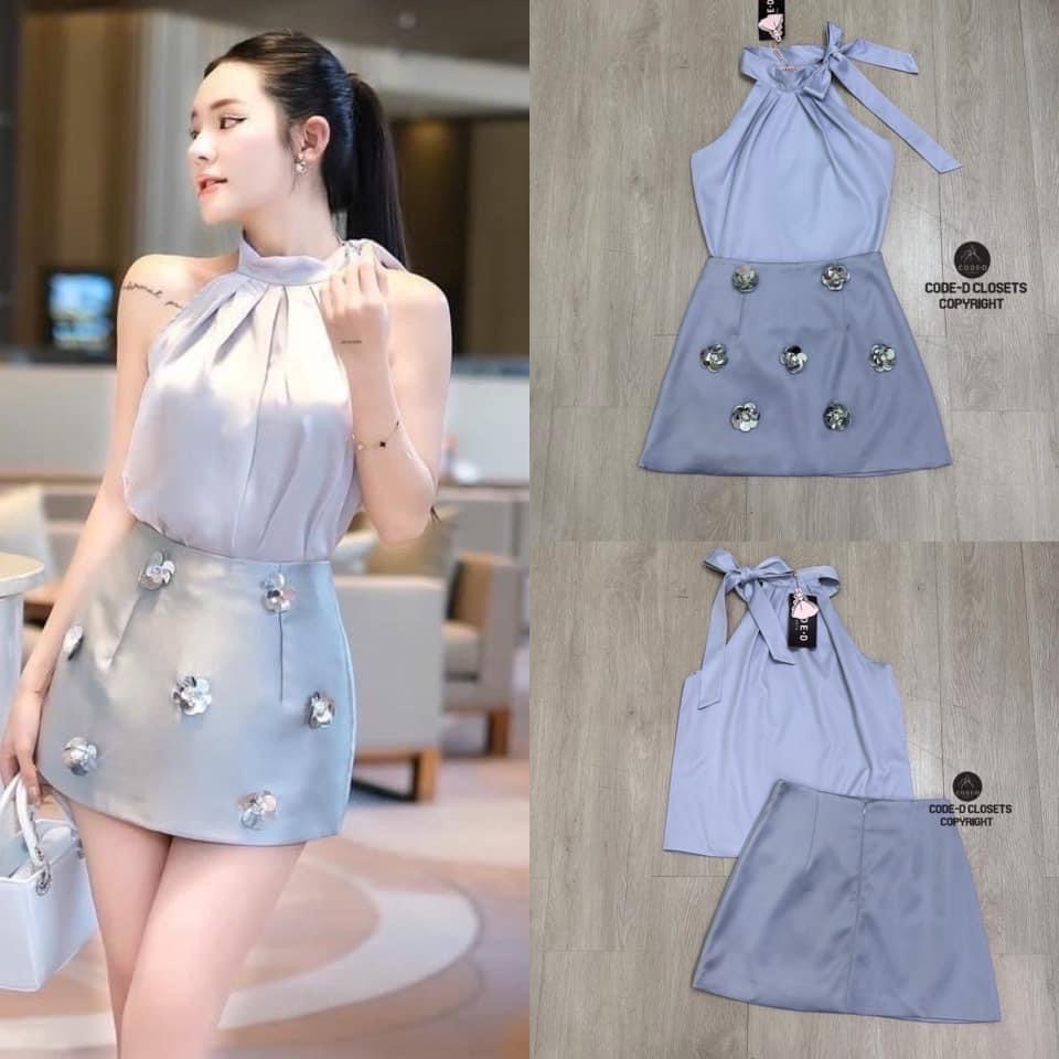 Set 2 ชิ้นสีเทา ตัวเสื้อคอปีนแขนกุด ช่วงคอจับจีบผูกโบว์คอ ตัวเสื้อทรงปล่อยผ้าลื่น มันวาว ทรงสวมหัว(ไม่มีซิป)+กระโปรงสั้นเอวสูง ใส่สบาย : สินค้าคุณภาพ (พร้อมส่ง)