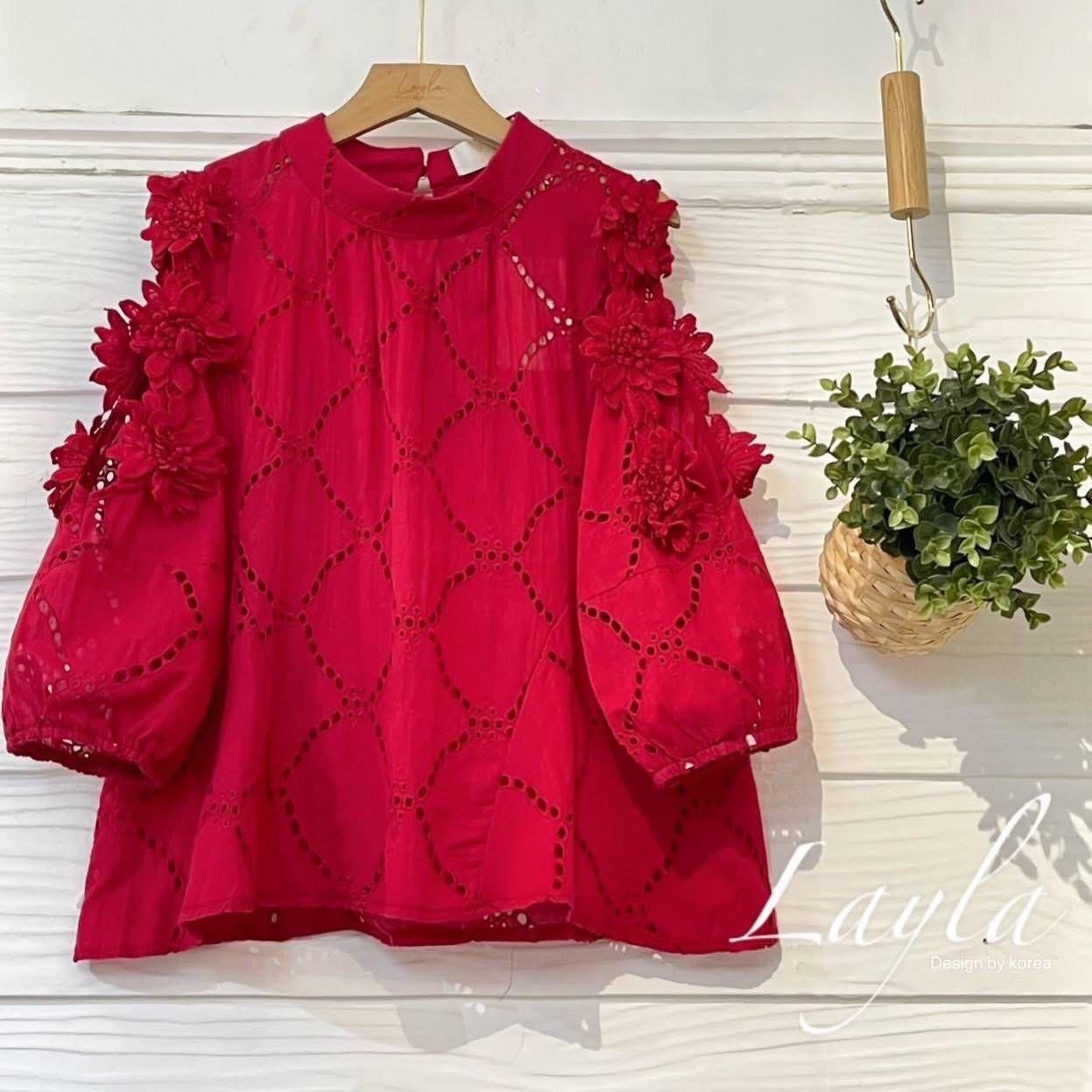 เสื้อคอตตอนฉลุเว้าไหล่ แต่งดอกไม้สวยๆ ทรงเอน่ารัก ใส่ปล่อยๆ ใส่สบาย : สินค้าคุณภาพ (พร้อมส่ง)