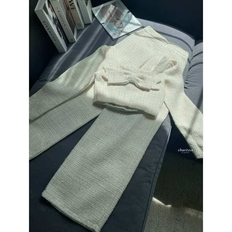 เซ็ทสูทผ้าทวิตแต่งกระดุมเพชรหรู 4 เม็ดใหญ่ด้านหน้า เสื้อด้านหน้าเปิดได้เป็นกระดุมแต๊ป ด้านหลังแต่งโบว์ใหญ่เย็บติดเสื้อ (สามารถถอดออกได้) ตัวเสื้อมีซับในทั้งตัว มาพร้อมกับกางเกงขาวยาวหรือกระบอกใหญ่ ใส่สบาย : สินค้าคุณภาพ (พร้อมส่ง)