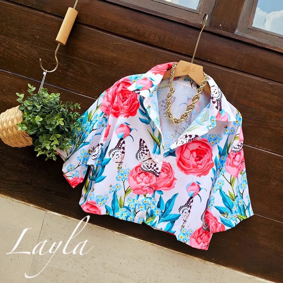 เสื้อครอปลายดอกสีสดใส เนื้อผ้ามี texture ทอลายสวย ทรงน่ารักโอเว่อร์ไซส์เก๋ๆ ใส่สบาย : สินค้าคุณภาพ (พร้อมส่ง)