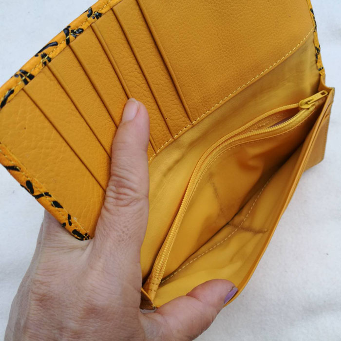 กระเป๋าสตางค์หนังแท้ สวยน่าใช้มากๆ สีเหลืองแจ่มๆ