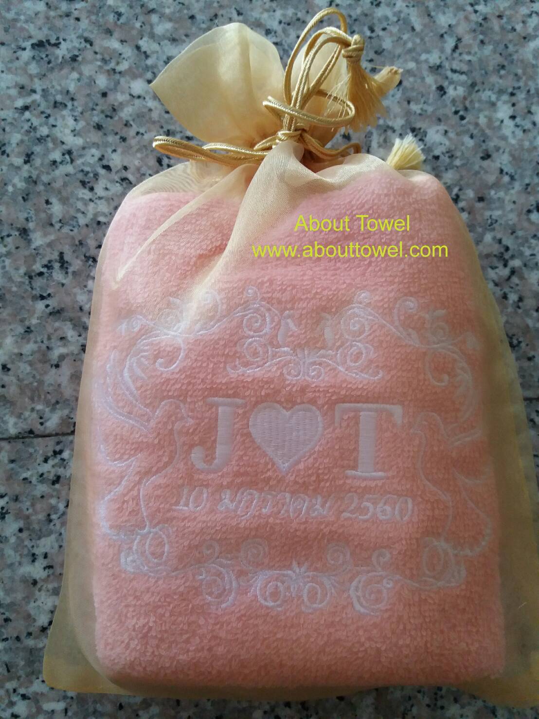 ผ้าขนหนูรับไหว้ใส่ถุงผ้าไหมแก้วปัก JT
