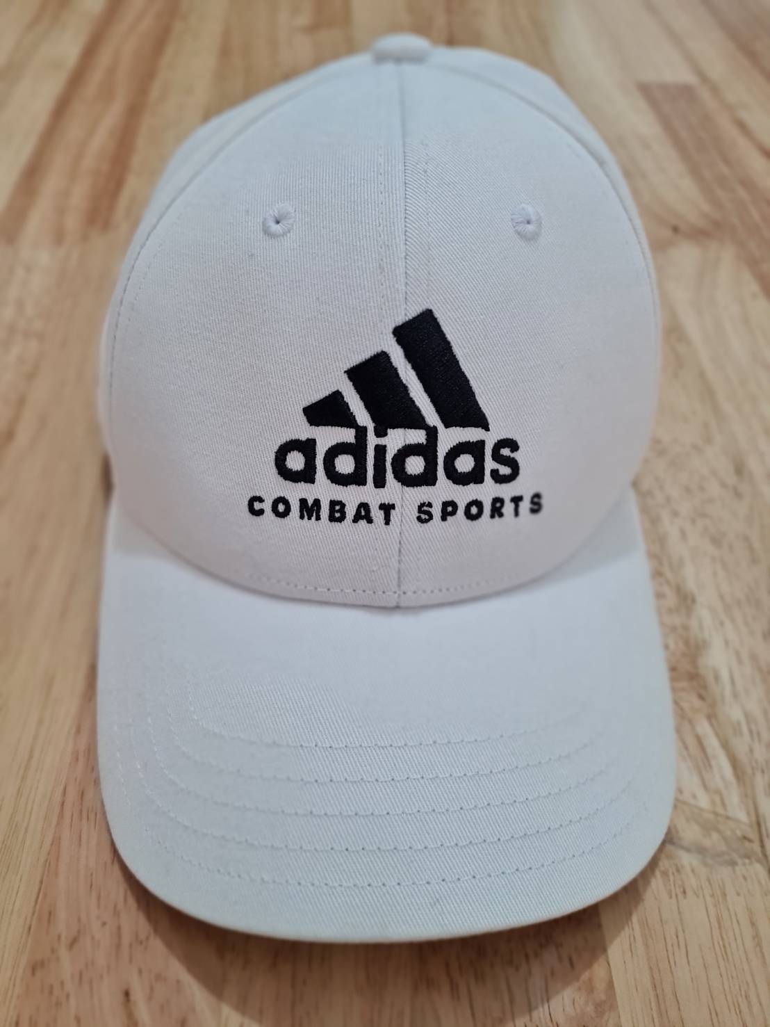 หมวกแก๊ป adidas สีขาว