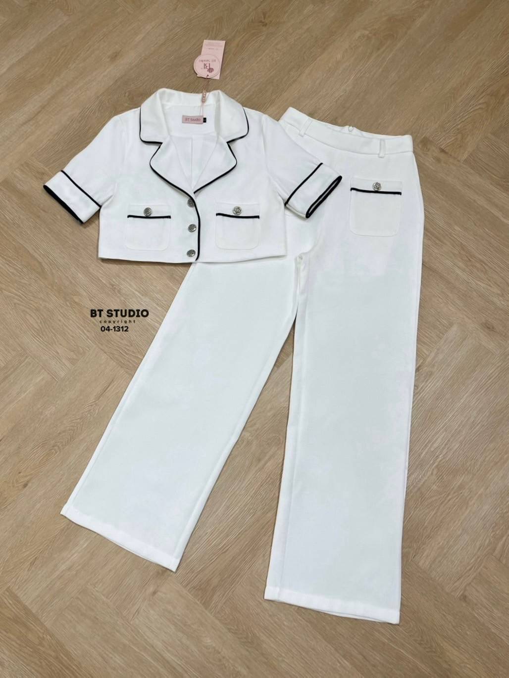 เซท 2 ชิ้น เสื้อเบเซอร์แขนสั้นคอปกกระดุมหน้า กระเป๋าใช้งานได้จริง แต่งแทบกุ้นติดกระดุมบนกระเป๋า มาพร้อมกางเกงขายาวกระเป๋าหน้าใช้งานได้จริง ใส่สบาย : สินค้าคุณภาพ (พร้อมส่ง)