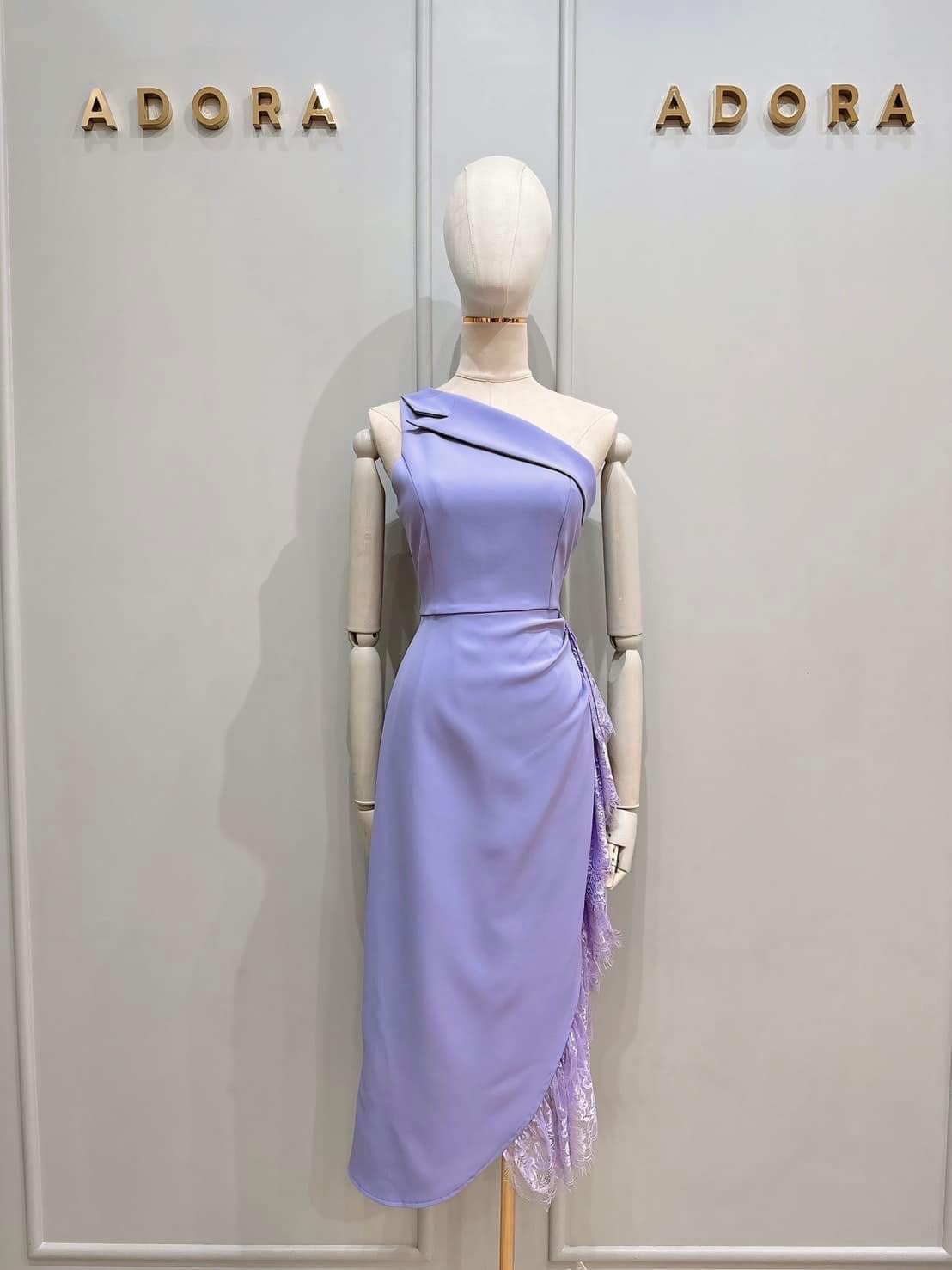 เดรสดีไซน์ไหล่เฉียง ช ตัวเดรส ใช้เนื้อผ้าเกรดพรีเมี่ยมทั้งตัว ดีไซน์กระโปรงทรง สอบตกแต่งระบายด้วยผ้าลูกไม้ไล่ระดับด้านข้าง งานมีซับใน ซิปหลัง ใส่สบาย : สินค้าคุณภาพ (พร้อมส่ง)