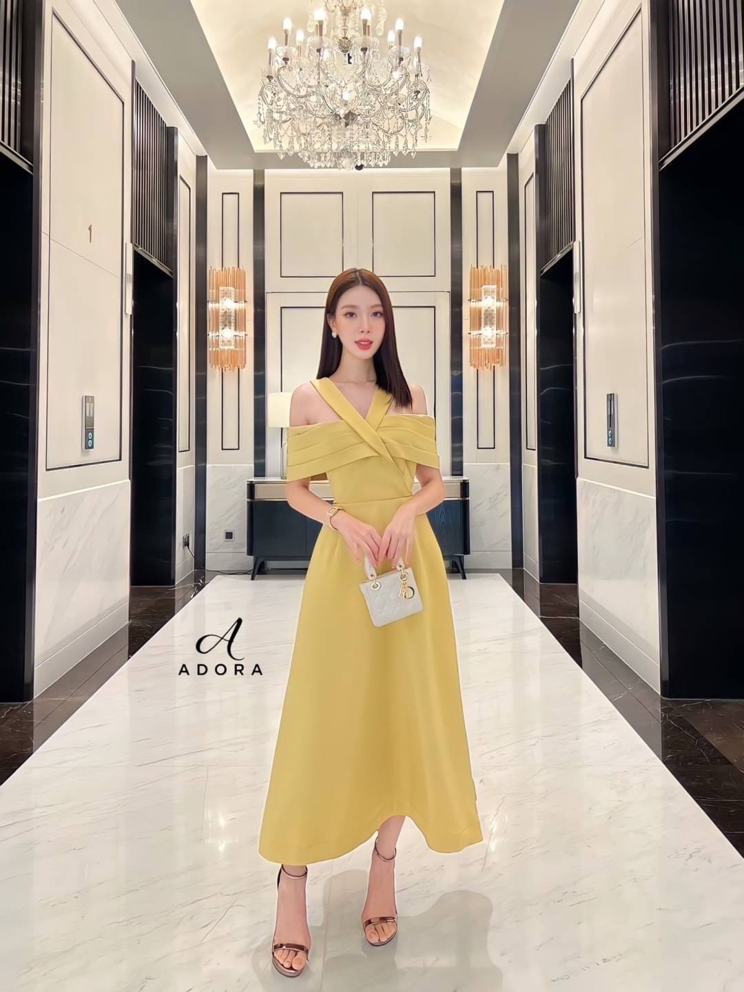 แม๊คซี่เดรสดีไซน์คอวีแบบไขว้แต่งดีเทลจับจีบช่วงอกกระโปรงทรงเอาบานสวิง ตัวเดรสใช่เนื้อผ้าเกรดพรีเมี่ยม มีน้ำหนักทิ้งตัวสวยๆ มีซับใน เป็นงานซิปหลัง ใส่สบาย : สินค้าคุณภาพ (พร้อมส่ง)