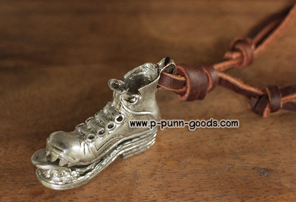 สร้อยหนัง จี้รองเท้าบูท