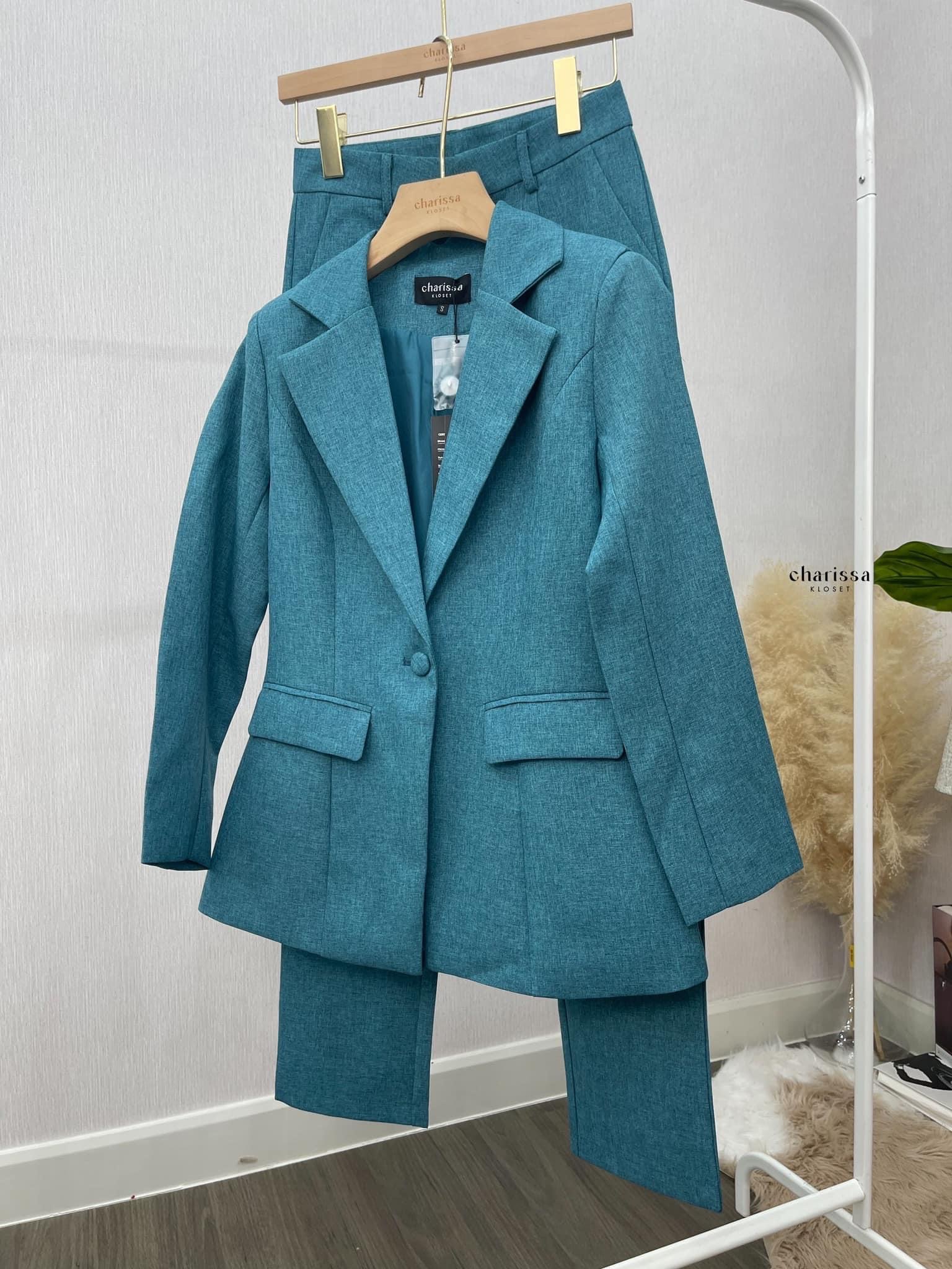 ชุดสูทเรียบหรู สวยคลาสสิค เสื้อสูทมีซับในอย่างดี แต่งกระดุมปั้มผ้าเดียวกับสีชุด +กางเกงขายาวทรงกระบอก ล็กใส่สบายๆ ใส่สบาย : สินค้าคุณภาพ (พร้อมส่ง)