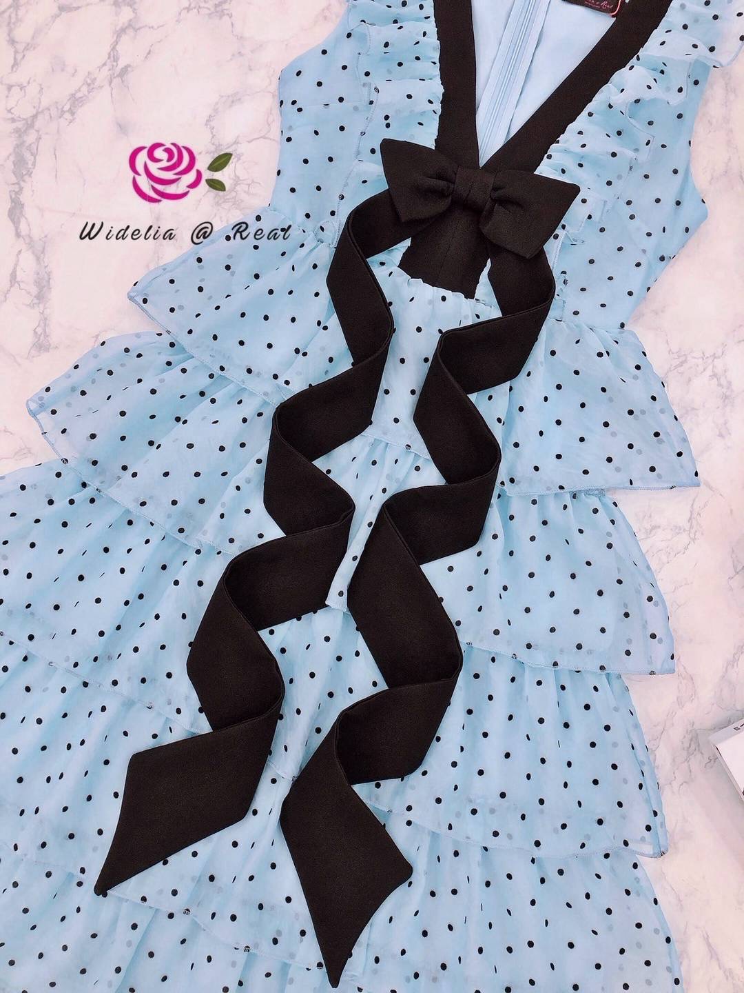 เดรสตัวยาว แขนกุด เนื้อผ้าลายจุด อกเย็บโบว์สีดำ ซิปหลัง ตัวเดรสเย็บระบายเป็นชั้นๆทั้งชุด ใส่สบาย : สินค้าคุณภาพ (พร้อมส่ง)