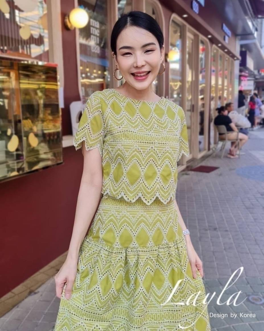 ชุดเซตผ้าปักฉลุลายเก๋ ตัวเสื้อเป็นทรงครอปชาย เชิงหยักมีซิปด้านหลัง แมทกับกระโปรงเอวสูง ใส่สบาย : สินค้าคุณภาพ (พร้อมส่ง)