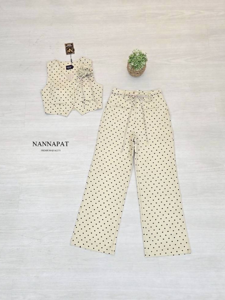 Set เสื้อทรงเก๋ ดอกไม้สามารถถอดได้นะค กางเกงก็ทรงสวยสับมาก พร้อมเชือกผูกเอวเกร๋ๆ ใส่สบาย : สินค้าคุณภาพ (พร้อมส่ง)