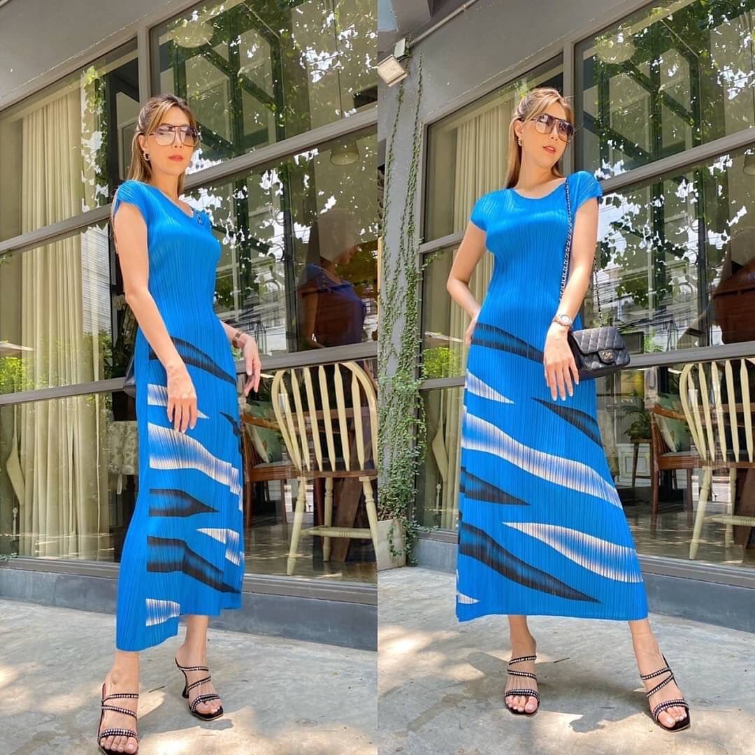 แม็กซี่เดรสตัวยาว แพทเทิร์นอัดพลีท เข้าเคิร์ฟ ทรงสวย Premium 👍🏻 ดีไซด์ เพ้นท์สี เหมือนพื้นทราย บนเกลียวคลื่นสวยๆ 🌊🌊 . สินค้าคุณภาพ (พร้อมส่ง)