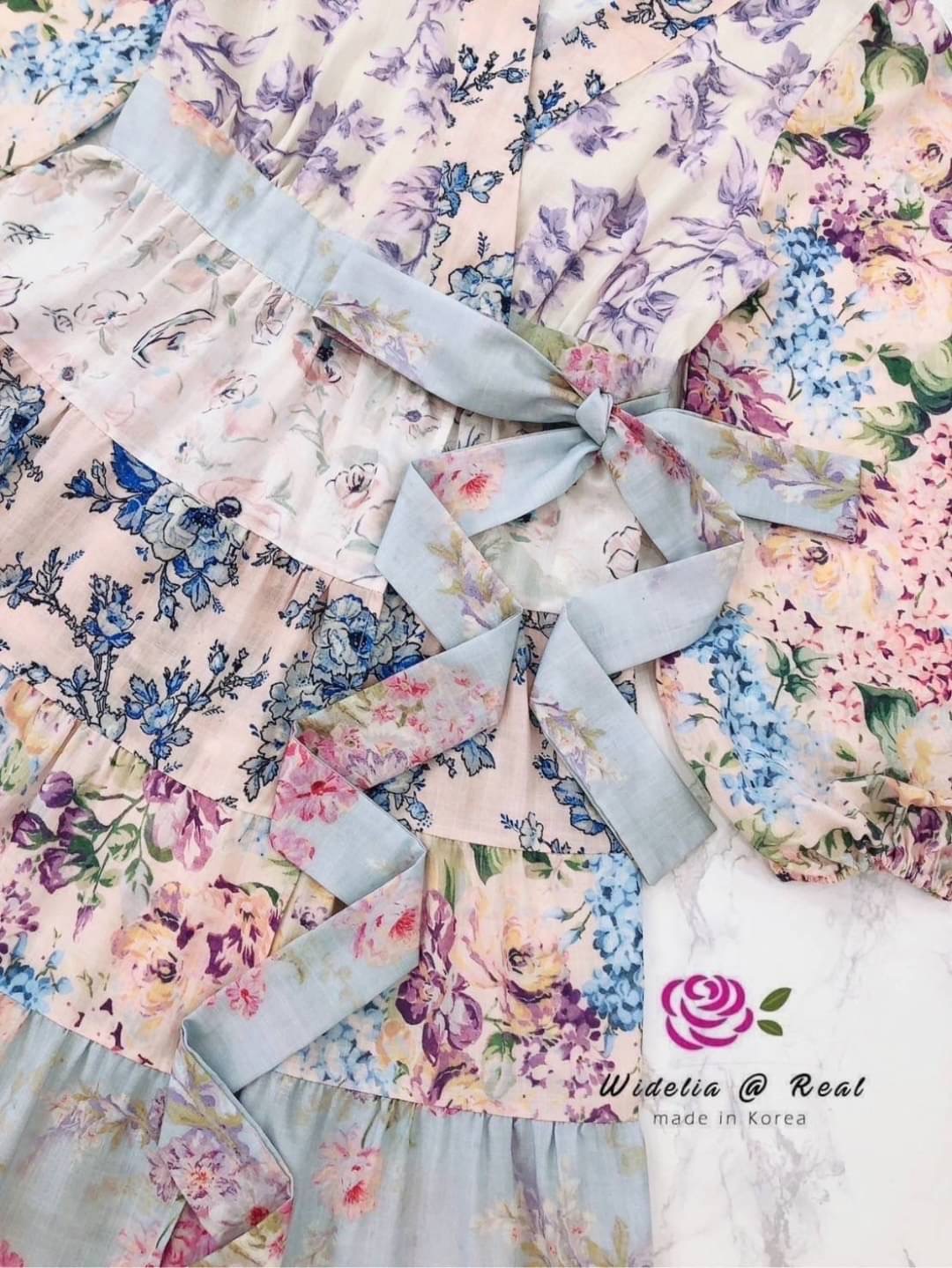 Dress :: เดรสตัวยาวสวยทรงดี คอวีเก๋ ท่อนแขนพองเป็นทรงสวย ทรงป้ายไขว้ผูกโบเอวเพิ่มความกระชับ เดรสทรงเอบานพริ้วสวย ใส่สบาย สินค้าคุณภาพ (พร้อมส่ง)