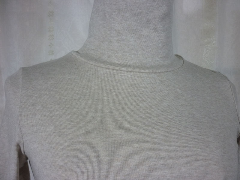 เสื้อคอเต่า Uniqlo Sz S ผ้าดีมาก (ของใหม่)