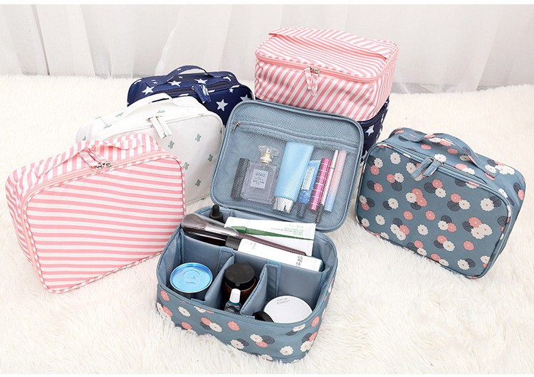กระเป๋าอเนกประสงค์ กระเป๋าใส่เครื่องสำอาง ขนาดพกพาสะดวก ผลิตจากโพลีเอสเตอร์กันน้ำ (Portable Travel Makeup Cosmetic Bag Organizer Multifunction Case for Women)