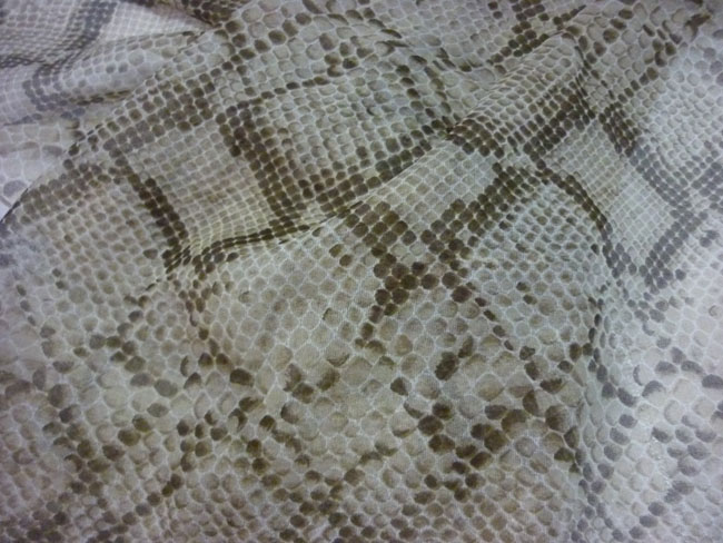 ผ้าชีฟอง BENETTON ลายหนังงู สวยมาก