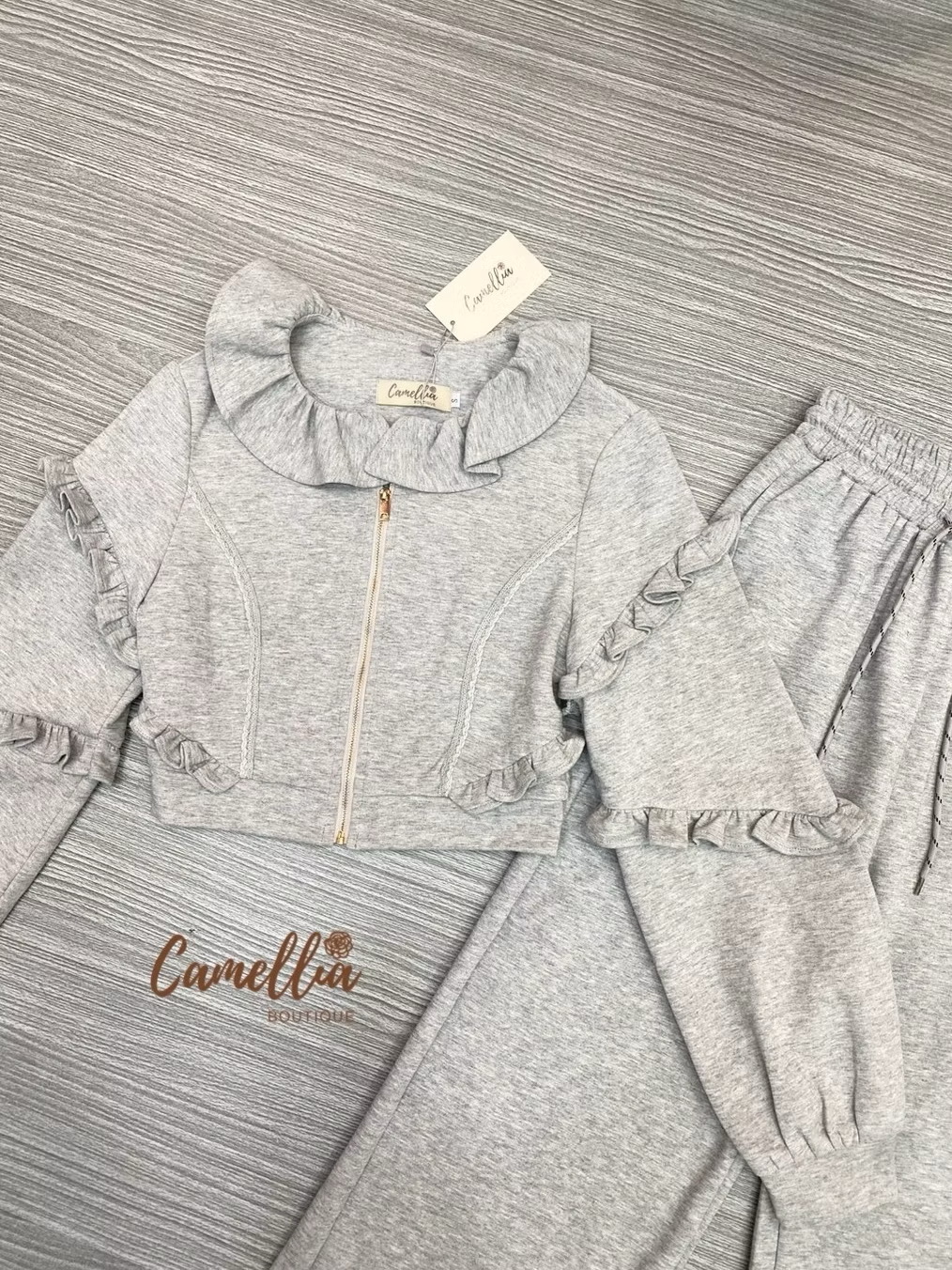 ชุดวอมผ้ายืดเนื้อนิ่ม เสื้อคอระบายๆ แขนยาว แต่งระบาย มาพร้อมกางเกงขายาวปลายขา ผูกโบ ใส่สบาย : สินค้าคุณภาพ (พร้อมส่ง)