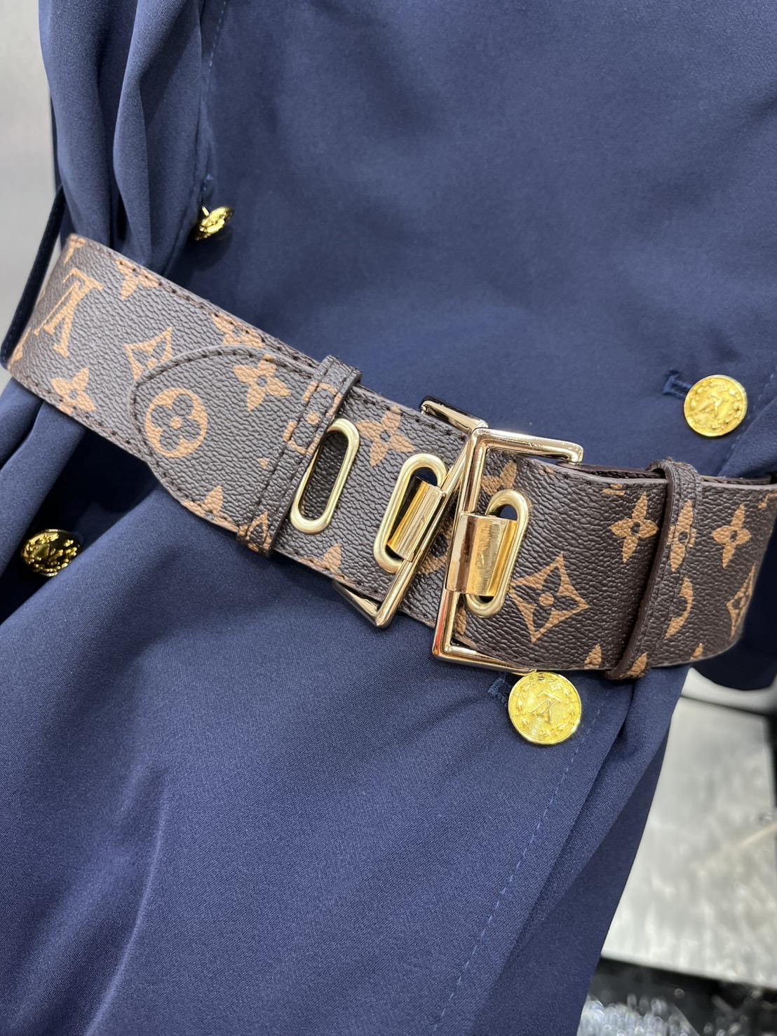 เดรส LV ผ้าSilk ดีไซน์ตกแต่งด้วยกระดุมสีทองปั๊มโลโก้ มาพร้อมเข็มขัดหนังลายโมโนแกรห์ม สวยเรียบหรู สีกรมสวยคลาสสิค เรียบหรูดูไฮ งานเกรดไฮเอน ใส่สบาย : สินค้าคุณภาพ (พร้อมส่ง)