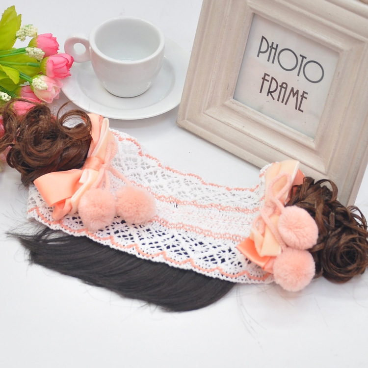 ผ้าคาดผมทารก ถักลายขาวสลับส้ม มีปอมปอมและปอยผมแกะสองข้าง